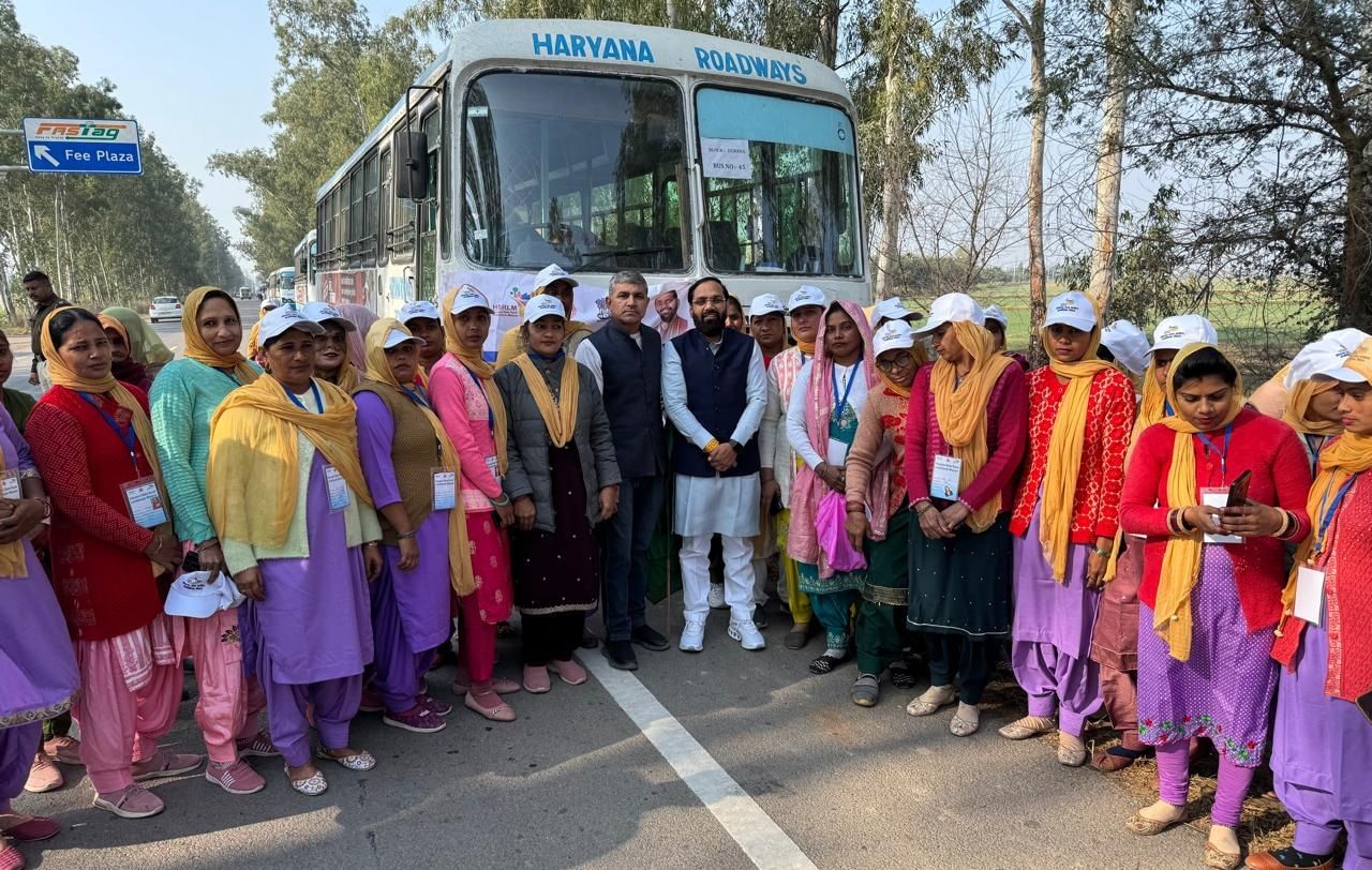 09जेएनडी23: पानीपत पीएम के कार्यक्रम में जाने वाली महिलाओं को रवाना करते विधायक देवेंद्र अत्री।