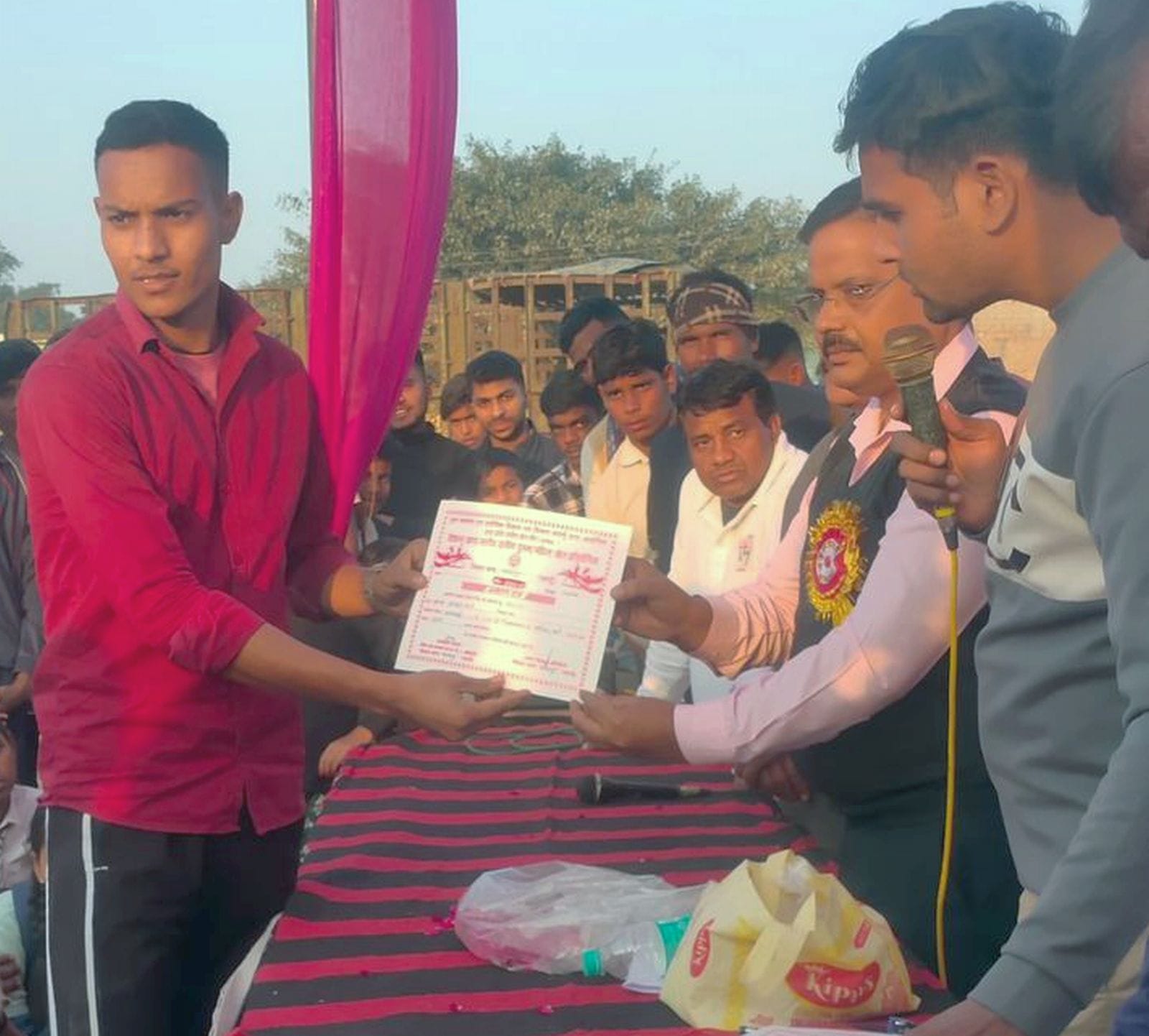 आसफपुर के परसिया में खेलकूद प्रतियोगिता कबड्डी में भाग लेतीे छात्राएं।स्रोत-विभाग