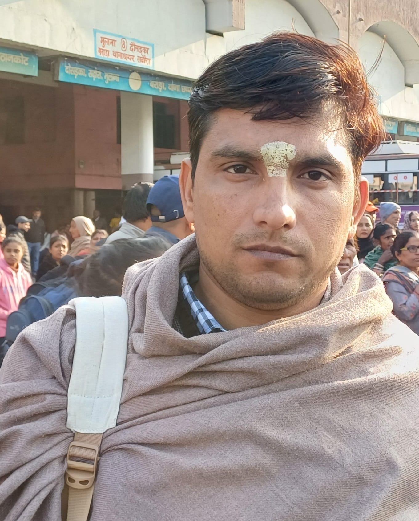 अंबाला छावनी बस अड्डे पर बस की इंतजार करते यात्री। संवाद अंबाला छावनी बस अड्डे पर बस की इंतजार करते यात्री। संवाद