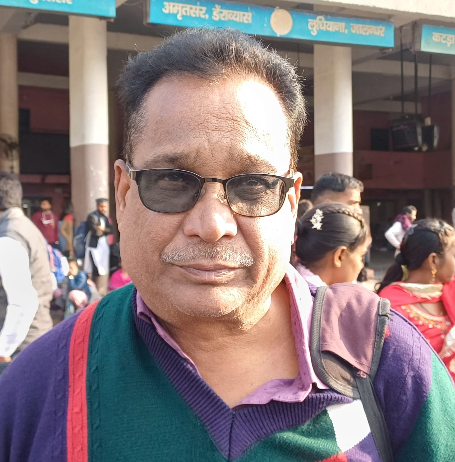 अंबाला छावनी बस अड्डे पर बस की इंतजार करते यात्री। संवाद अंबाला छावनी बस अड्डे पर बस की इंतजार करते यात्री। संवाद