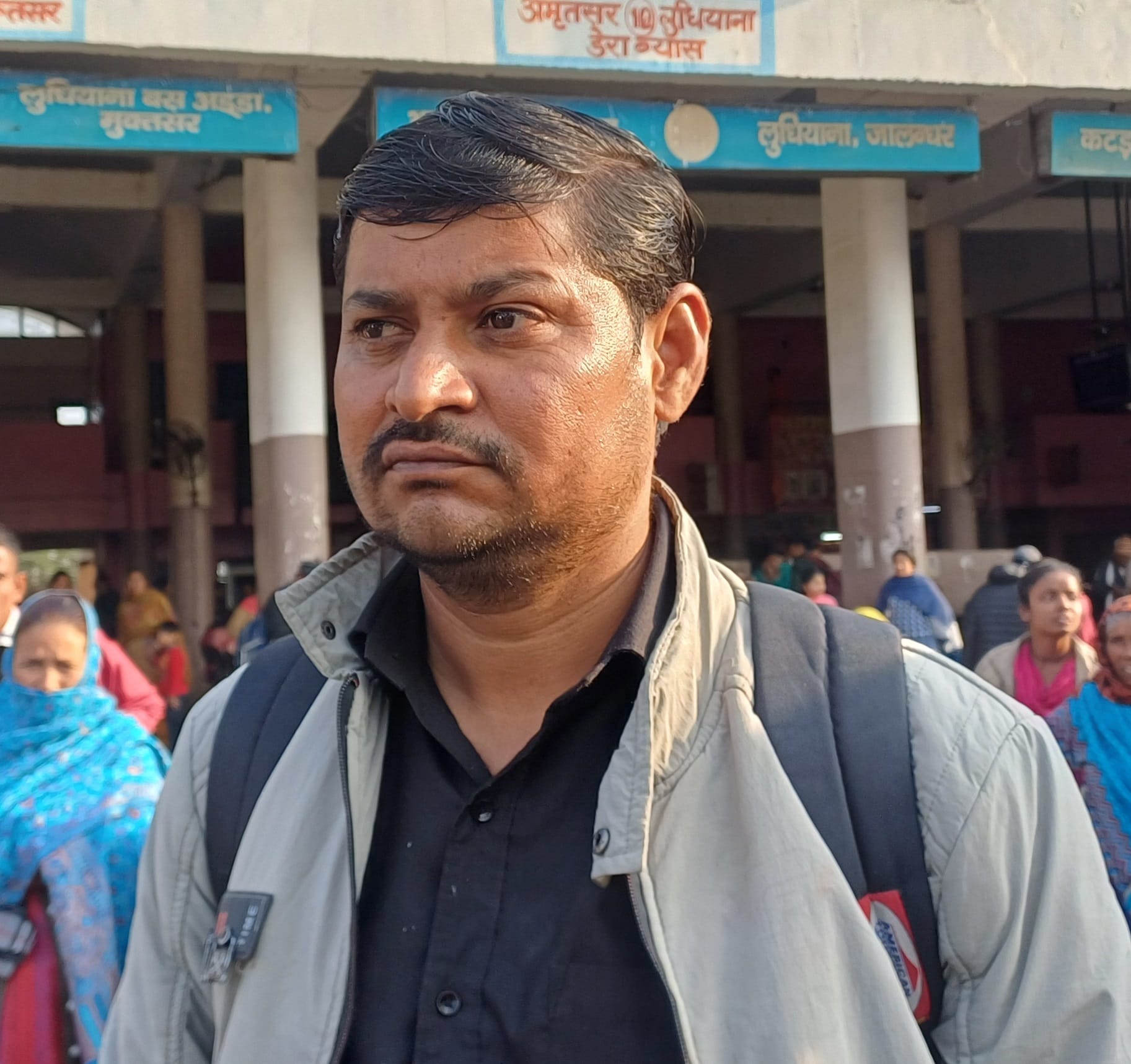 अंबाला छावनी बस अड्डे पर बस की इंतजार करते यात्री। संवाद अंबाला छावनी बस अड्डे पर बस की इंतजार करते यात्री। संवाद