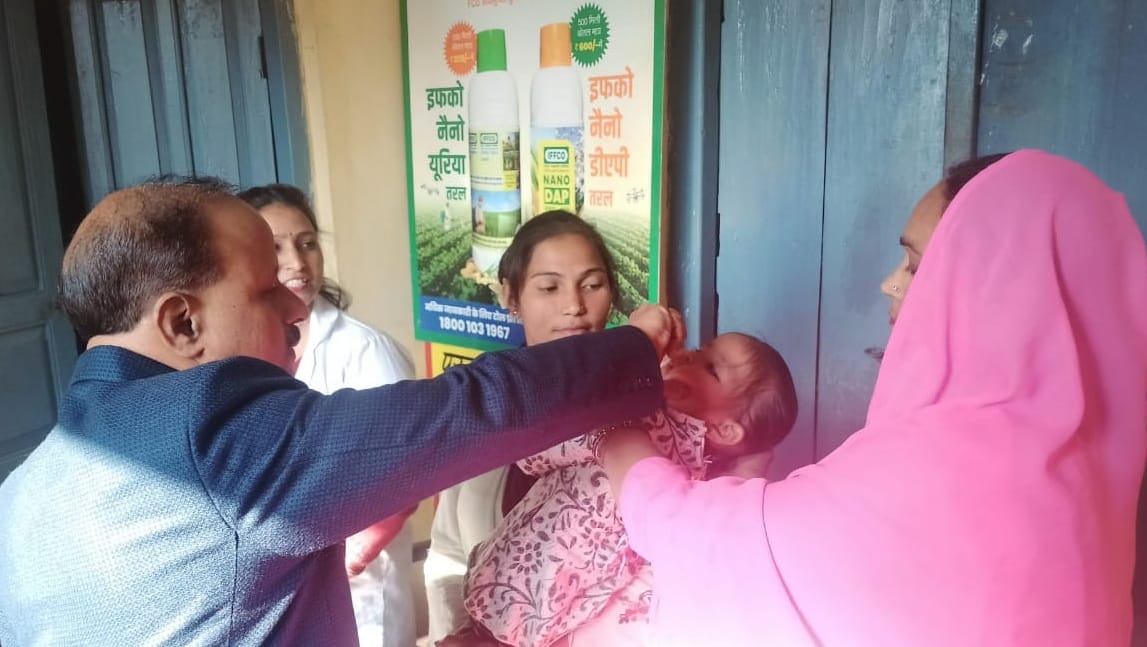 बीसलपुर के एक बूथ पर बच्चे को पोलियो की दवा पिलाते सीएचसी अधीक्षक चिकित्सक लेखराज गंगवार।संवाद बीसलपुर के एक बूथ पर बच्चे को पोलियो की दवा पिलाते सीएचसी अधीक्षक चिकित्सक लेखराज गंगवार।संवाद