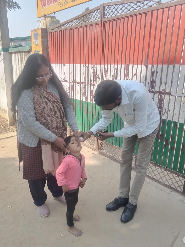 बीसलपुर के एक बूथ पर बच्चे को पोलियो की दवा पिलाते सीएचसी अधीक्षक चिकित्सक लेखराज गंगवार।संवाद बीसलपुर के एक बूथ पर बच्चे को पोलियो की दवा पिलाते सीएचसी अधीक्षक चिकित्सक लेखराज गंगवार।संवाद