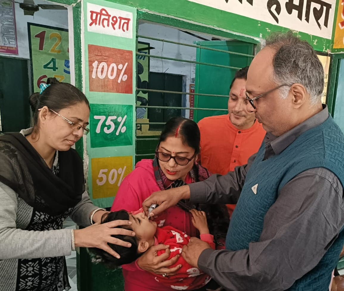 बीसलपुर के एक बूथ पर बच्चे को पोलियो की दवा पिलाते सीएचसी अधीक्षक चिकित्सक लेखराज गंगवार।संवाद बीसलपुर के एक बूथ पर बच्चे को पोलियो की दवा पिलाते सीएचसी अधीक्षक चिकित्सक लेखराज गंगवार।संवाद