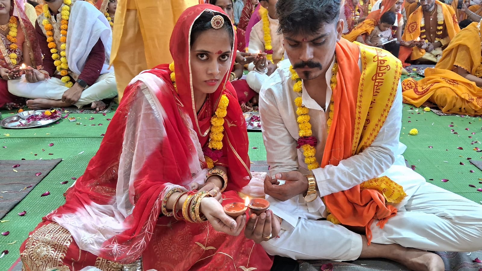 गायत्री परिवार के नवदंपति सम्मेलन में शामिल धर्मालुजन गायत्री परिवार के नवदंपति सम्मेलन में शामिल धर्मालुजन