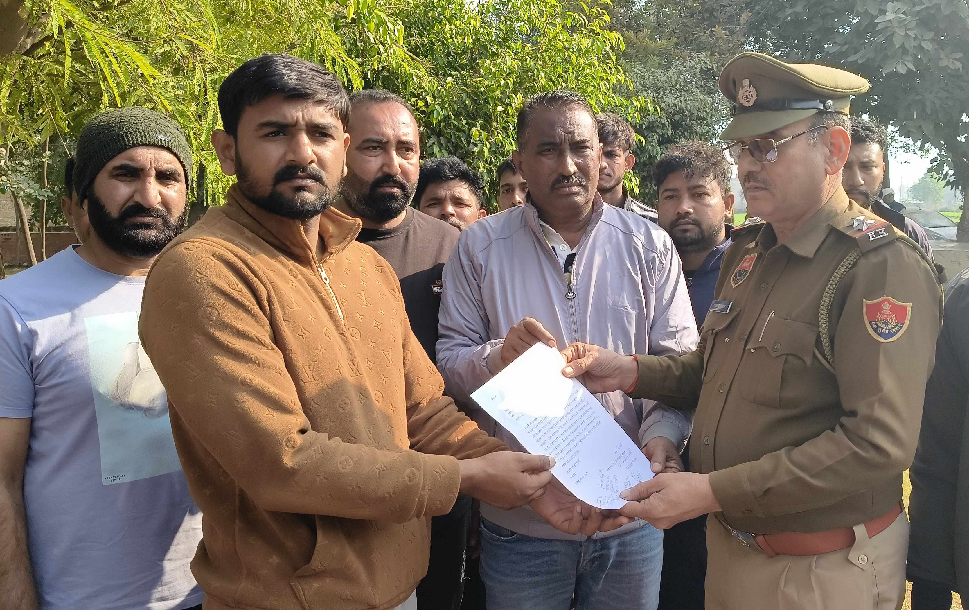 जाखल में घर के ऊपर से पथराव करते लोग। सोशल मीडिया जाखल में घर के ऊपर से पथराव करते लोग। सोशल मीडिया
