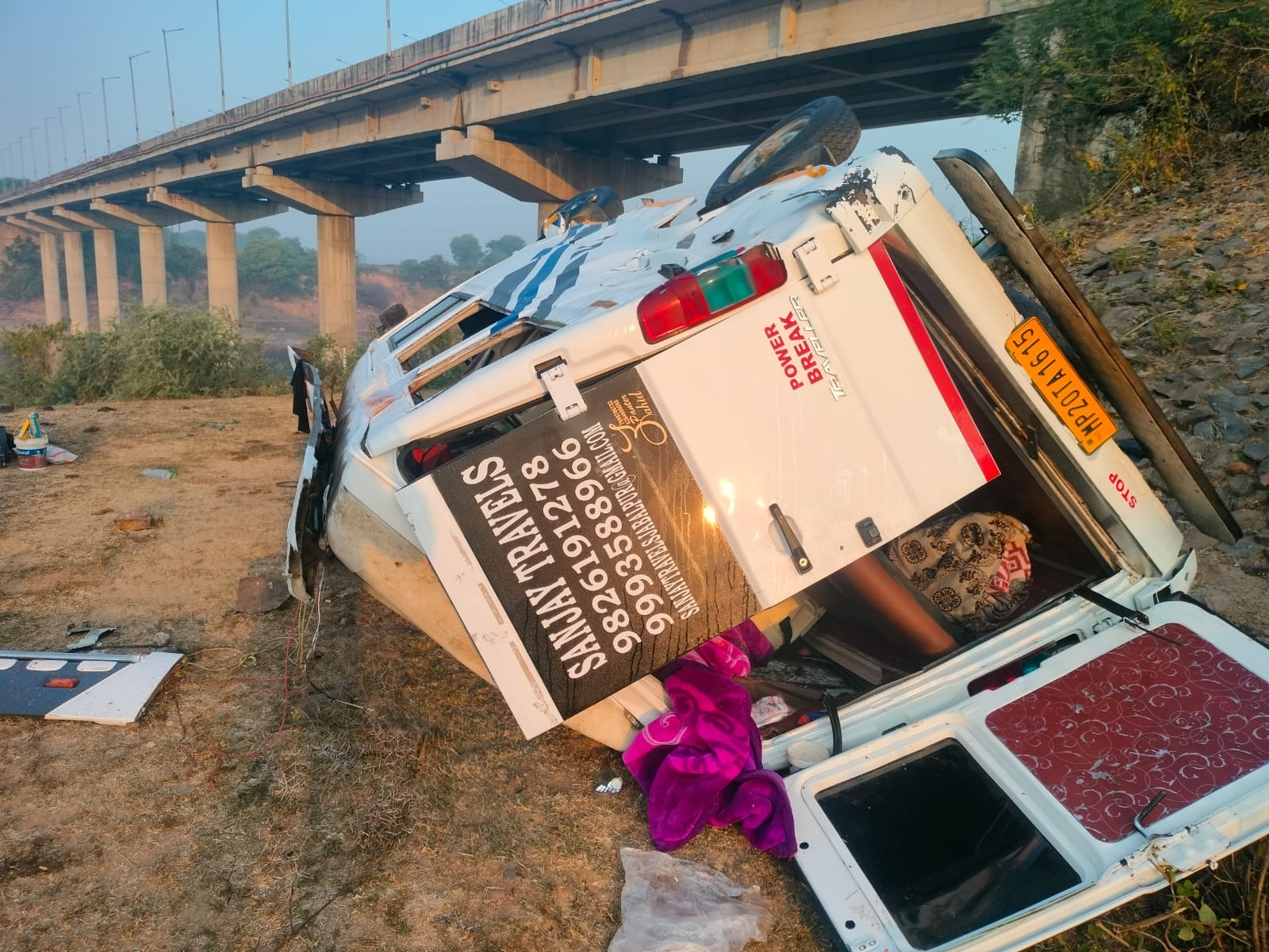 क्षतिग्रस्त बस जिला अस्पताल में भर्ती घायल क्षतिग्रस्त बस जिला अस्पताल में भर्ती घायल