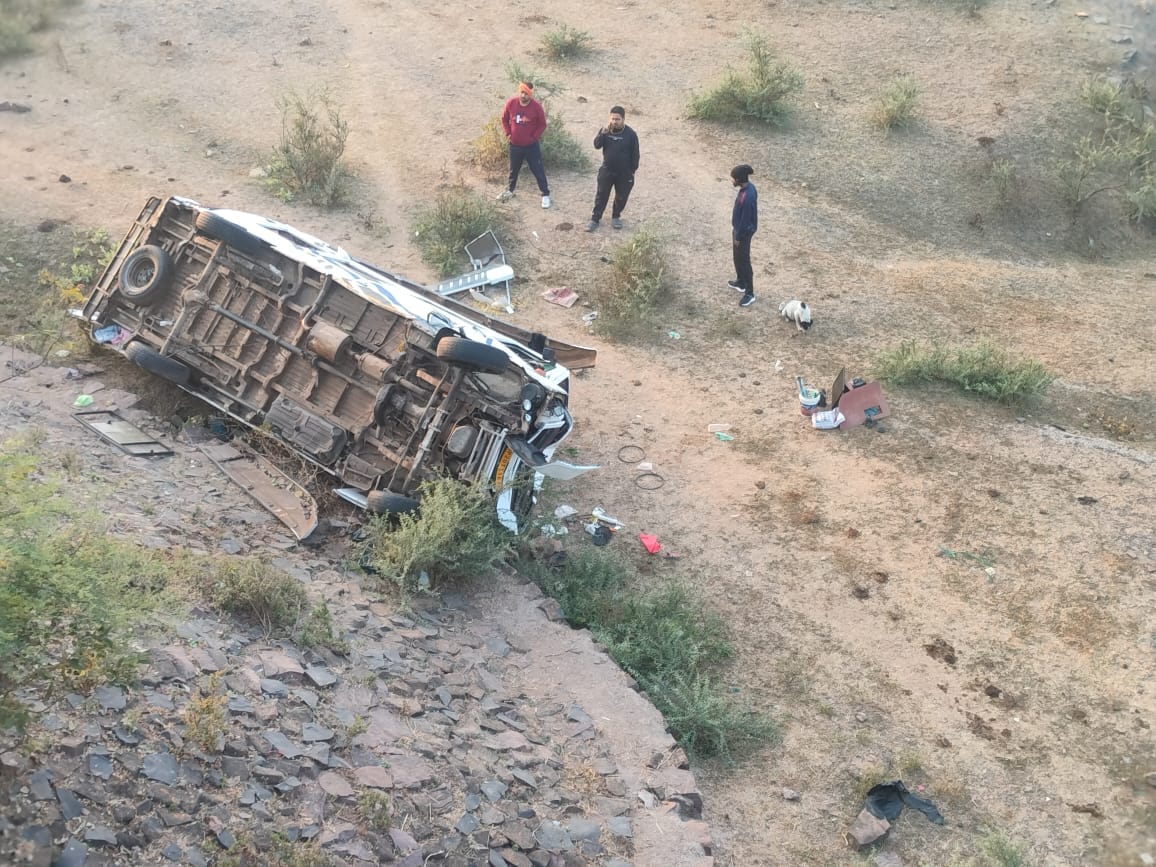क्षतिग्रस्त बस जिला अस्पताल में भर्ती घायल क्षतिग्रस्त बस जिला अस्पताल में भर्ती घायल