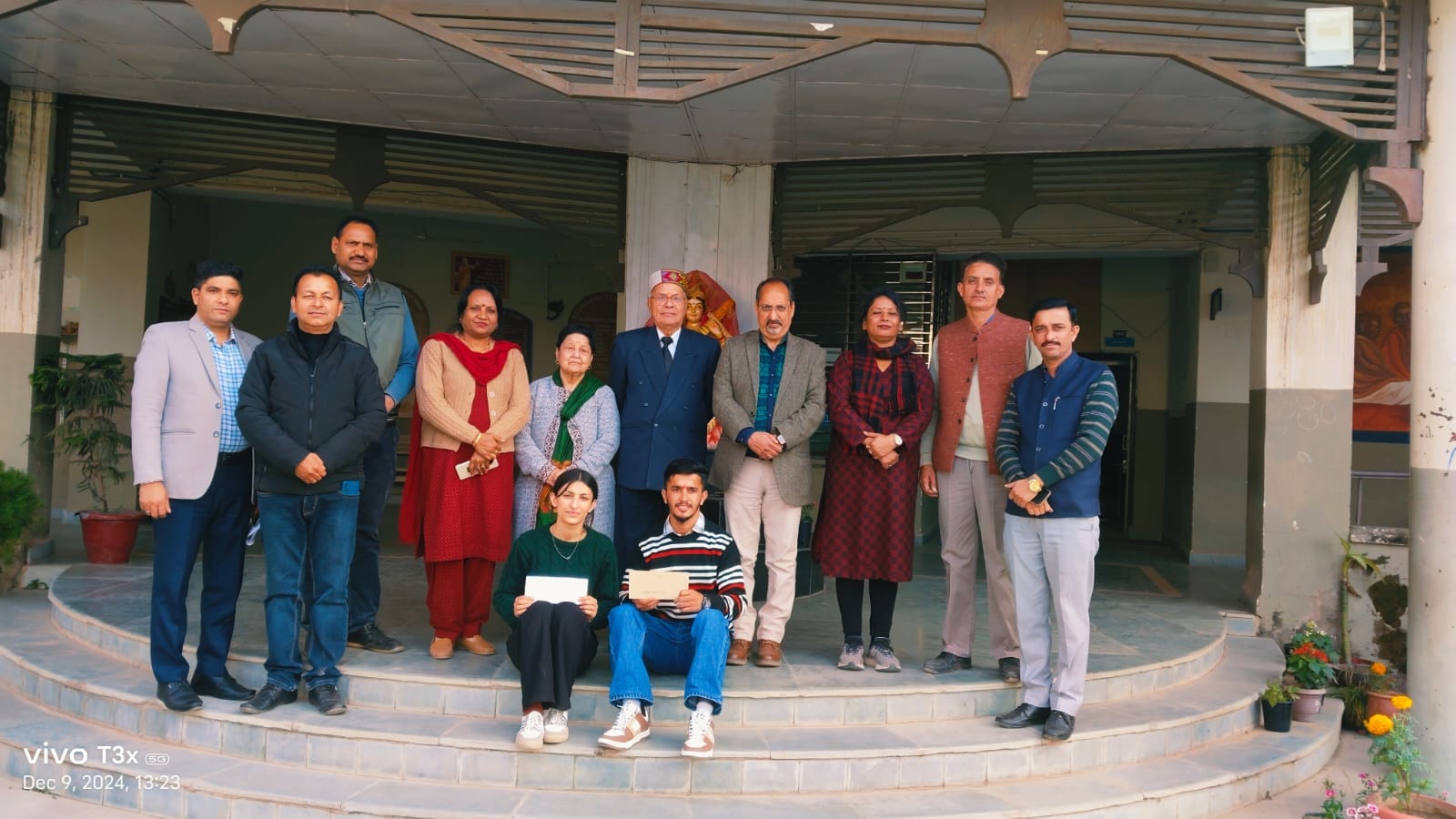 नाहन कॉलेज में छात्र को डॉ सुरेश जोशी व निरुपमा जोशी छात्रवृत्ति प्रदान करते मुख्यातिथि। संवाद नाहन कॉलेज में छात्र को डॉ सुरेश जोशी व निरुपमा जोशी छात्रवृत्ति प्रदान करते मुख्यातिथि। संवाद