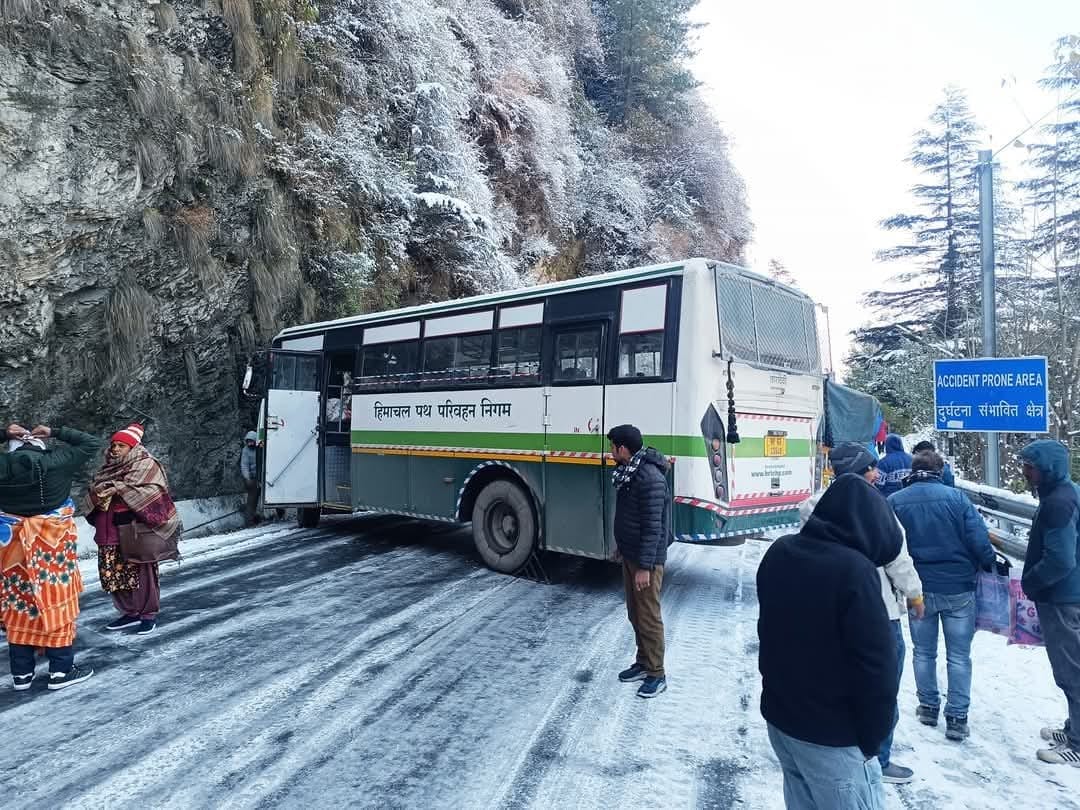 नारकंडा में सीजन  का पहला बर्फबारी होने  के बाद खूबसूरत नजारा। संवाद
