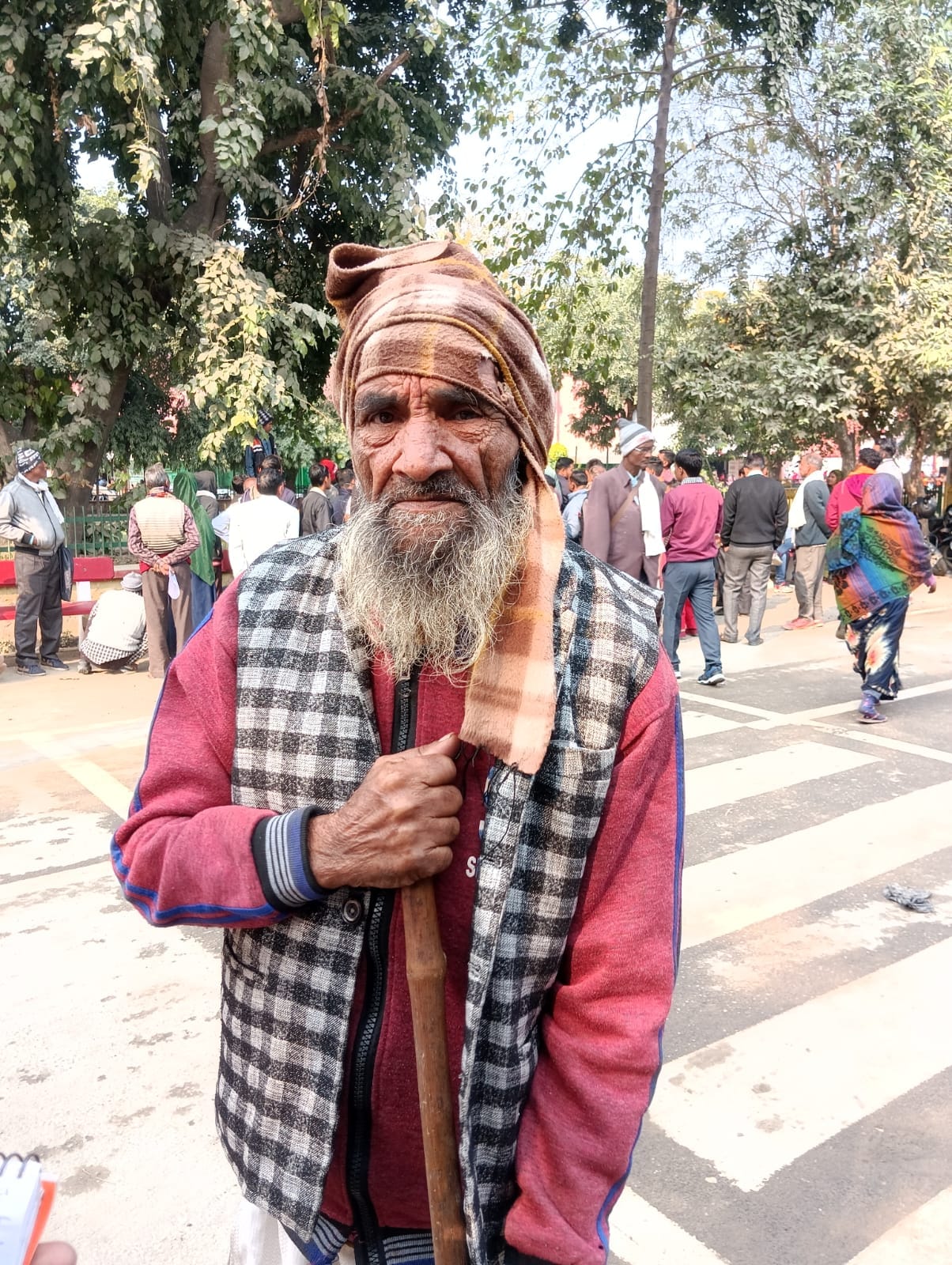 पीलीभीत के जिला चिकित्सालय परिसर में दिव्यांग प्रमाण पत्र बनवाने को बैठे लोग।संवाद पीलीभीत के जिला चिकित्सालय परिसर में दिव्यांग प्रमाण पत्र बनवाने को बैठे लोग।संवाद