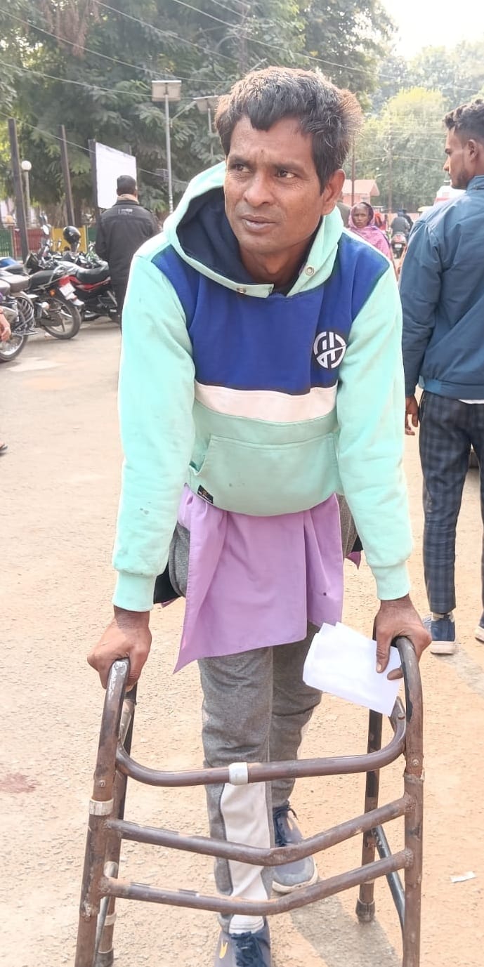 पीलीभीत के जिला चिकित्सालय परिसर में दिव्यांग प्रमाण पत्र बनवाने को बैठे लोग।संवाद पीलीभीत के जिला चिकित्सालय परिसर में दिव्यांग प्रमाण पत्र बनवाने को बैठे लोग।संवाद