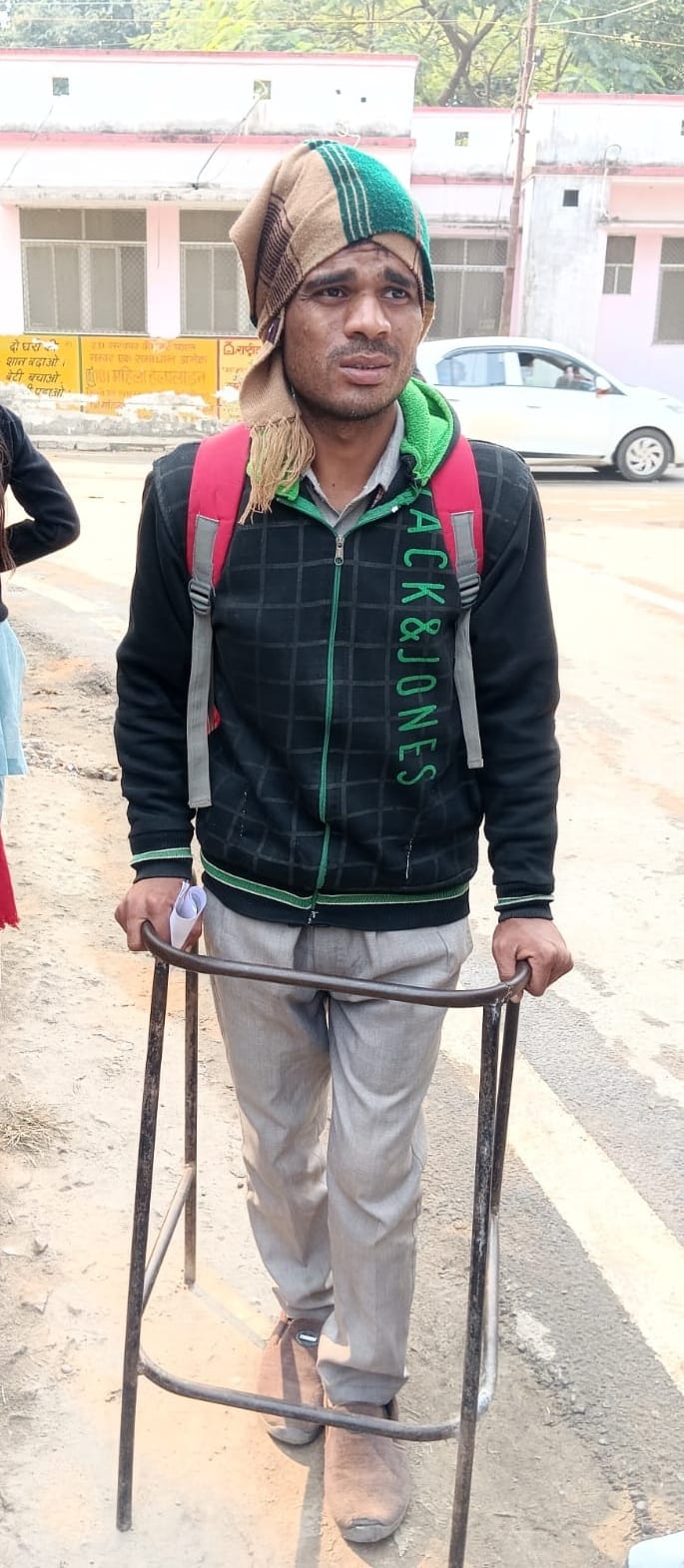 पीलीभीत के जिला चिकित्सालय परिसर में दिव्यांग प्रमाण पत्र बनवाने को बैठे लोग।संवाद पीलीभीत के जिला चिकित्सालय परिसर में दिव्यांग प्रमाण पत्र बनवाने को बैठे लोग।संवाद