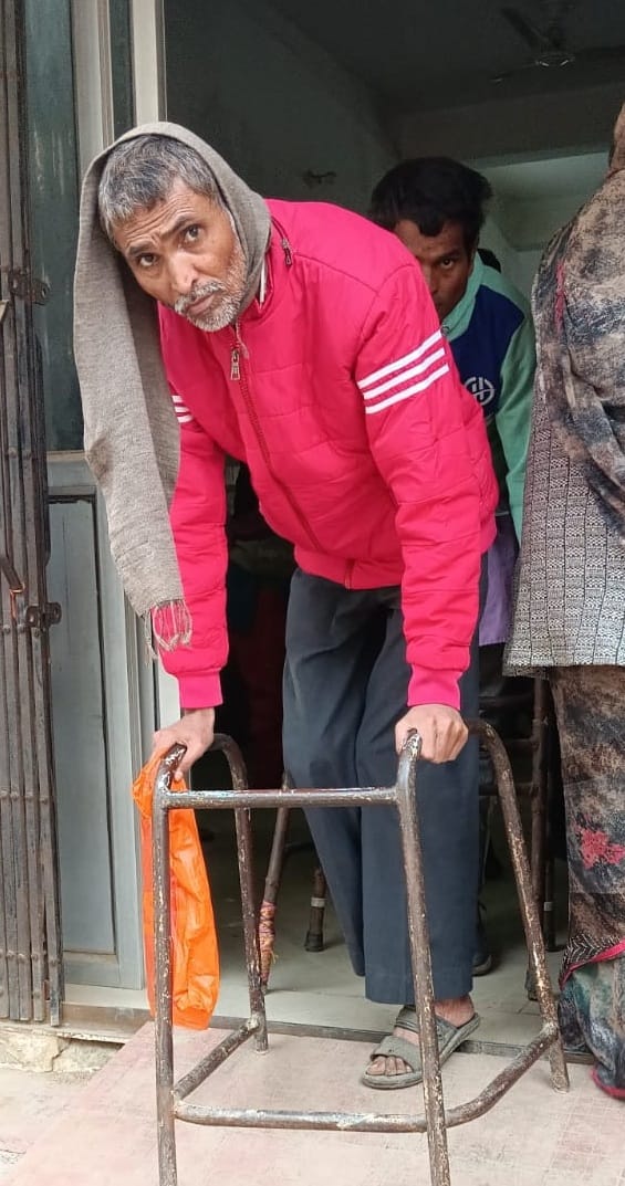 पीलीभीत के जिला चिकित्सालय परिसर में दिव्यांग प्रमाण पत्र बनवाने को बैठे लोग।संवाद पीलीभीत के जिला चिकित्सालय परिसर में दिव्यांग प्रमाण पत्र बनवाने को बैठे लोग।संवाद