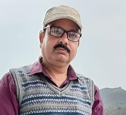 पीलीभीत के रेलवे स्टेशन पर ट्रेन में चढ़ते यात्री। संवाद पीलीभीत के रेलवे स्टेशन पर ट्रेन में चढ़ते यात्री। संवाद