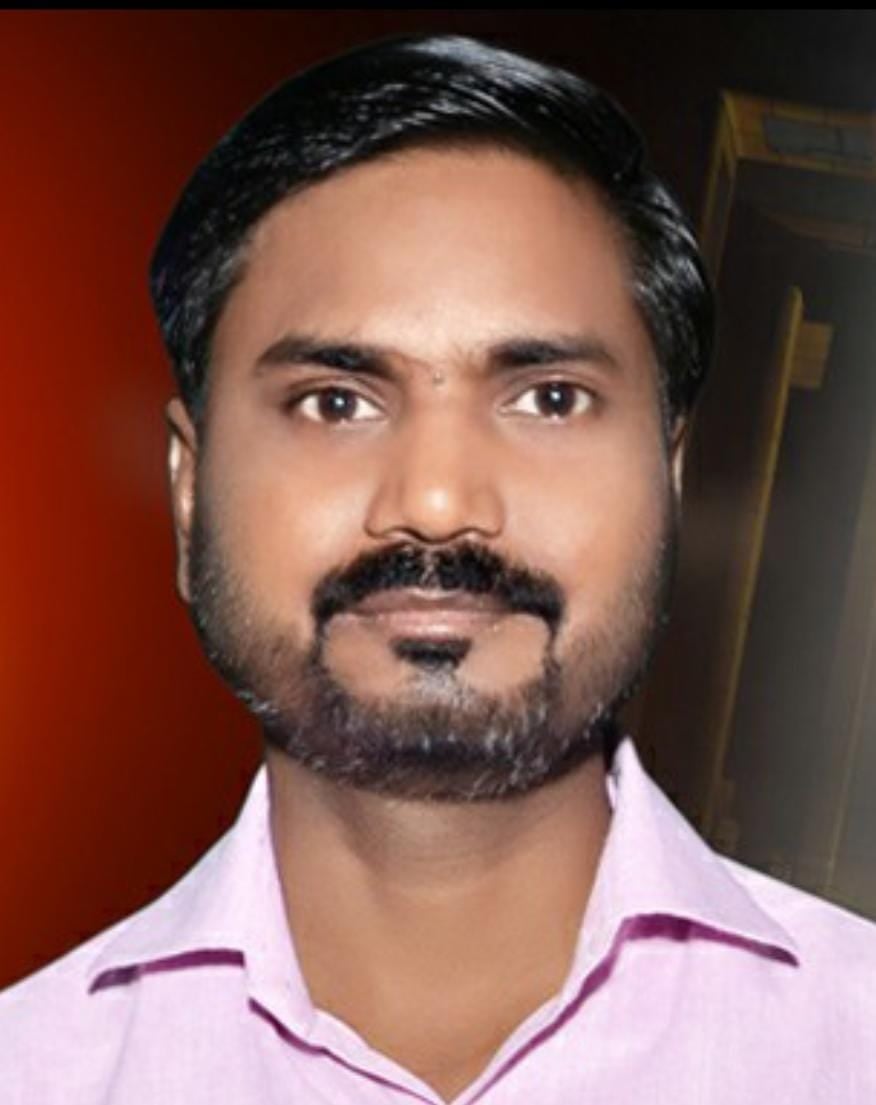 पीलीभीत के रेलवे स्टेशन पर ट्रेन में चढ़ते यात्री। संवाद पीलीभीत के रेलवे स्टेशन पर ट्रेन में चढ़ते यात्री। संवाद