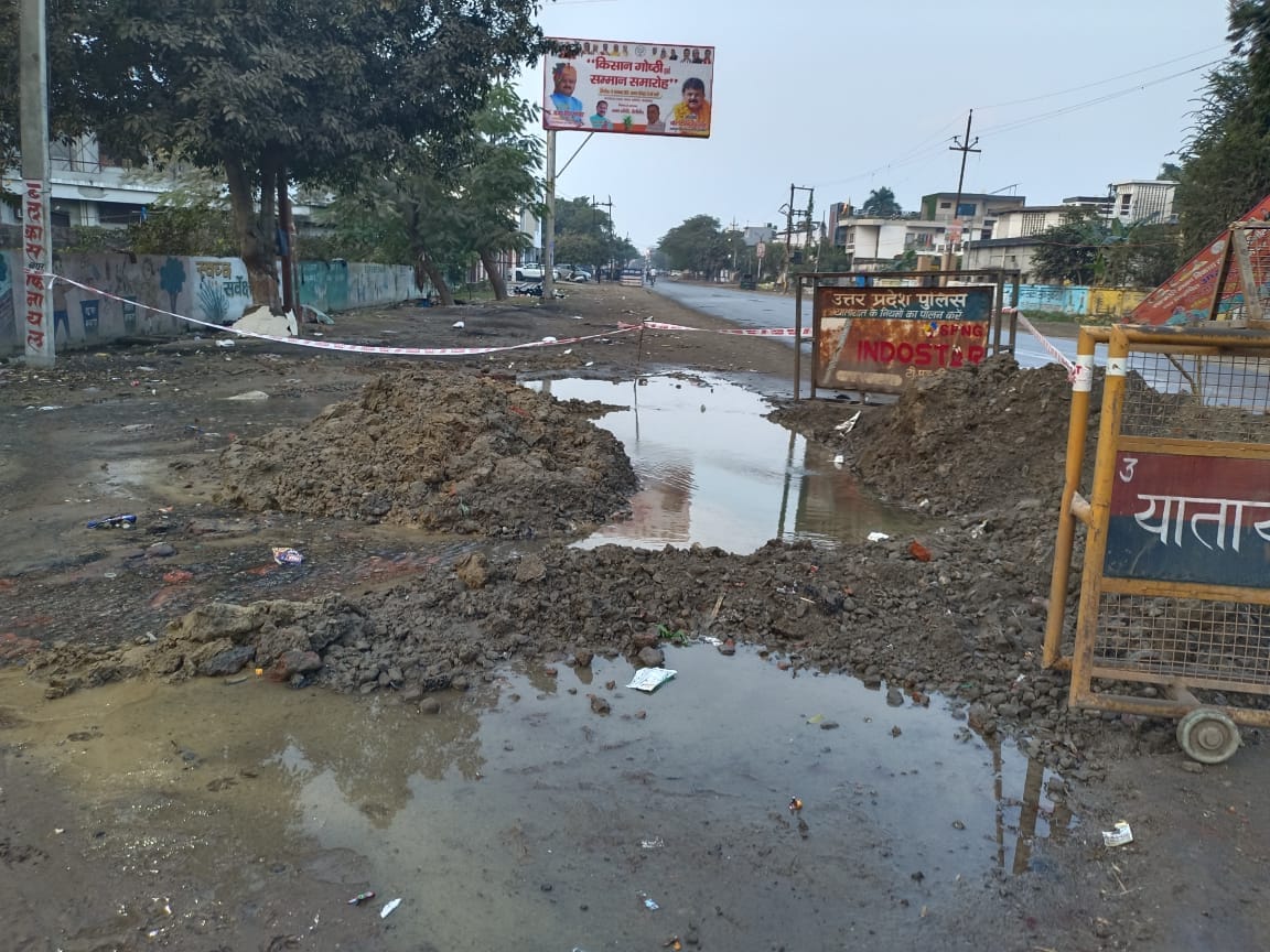 टनकपुर हाईवे के फुटपाथ पर पर पीलीभीत गन्ना समिति के सामने गड्ढा खोदे जाने से टूटी पाइपलाइन से ब टनकपुर हाईवे के फुटपाथ पर पर पीलीभीत गन्ना समिति के सामने गड्ढा खोदे जाने से टूटी पाइपलाइन से ब