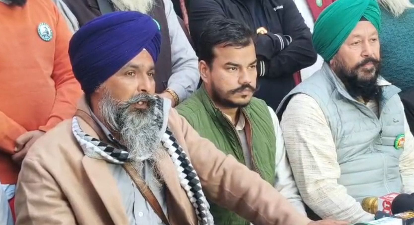 09जेएनडी38: किसान नेता जगजीत डल्लेवाल से मिलने पहुंचे पटियाला रेंज के डीआईजी। स्वयं 09जेएनडी38: किसान नेता जगजीत डल्लेवाल से मिलने पहुंचे पटियाला रेंज के डीआईजी। स्वयं