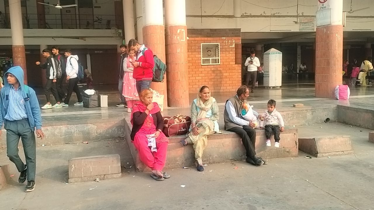 09jjrp10- झज्जर। बस अड्डे र बसें न मिलने के कारण खडे़ यात्री। संवाद 09jjrp10- झज्जर। बस अड्डे र बसें न मिलने के कारण खडे़ यात्री। संवाद