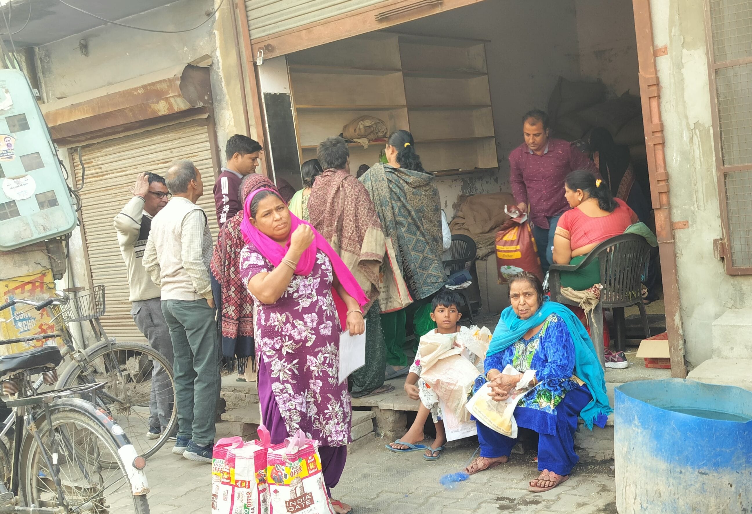 10जेएनडी16: बैंड मार्केट के राशन डिपो पर राशन वितरित करते हुए राशन डिपो धारक। संवाद