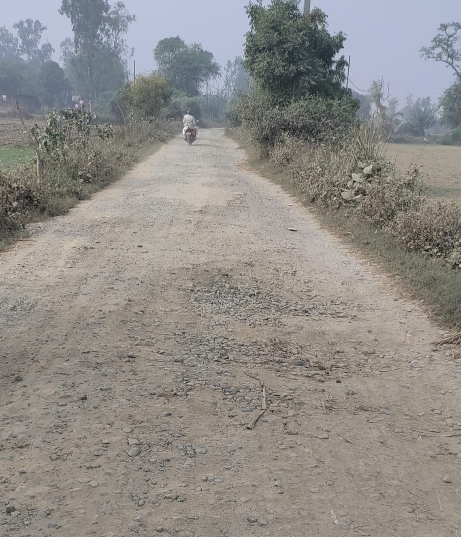 अजीजगंज से चौहनापुर जाने वाली सड़क खिरिया गांव के पास खस्ताहाल। संवाद