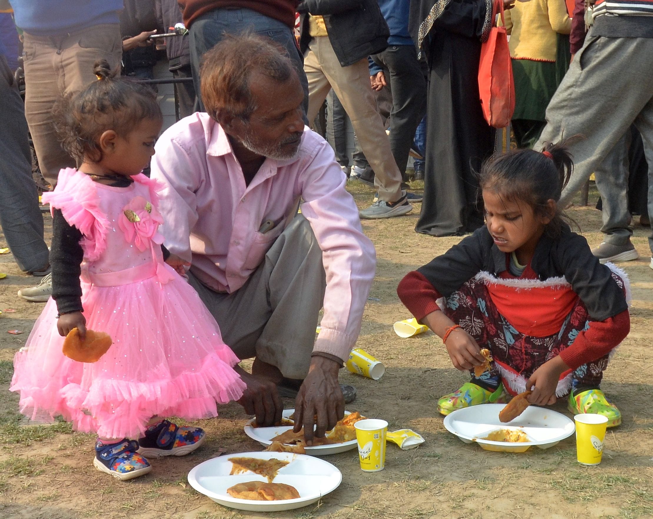 ओसीएफ मैदान में आयोजित सामूहिक विवाह कार्यक्रम में हवन कुंड में आहुति डालते जोड़े। संवाद ओसीएफ मैदान में आयोजित सामूहिक विवाह कार्यक्रम में हवन कुंड में आहुति डालते जोड़े। संवाद