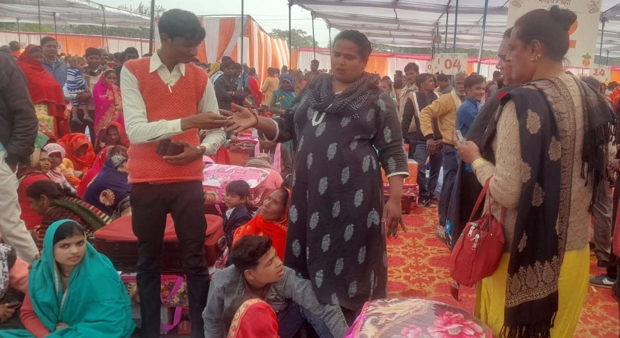 ओसीएफ मैदान में आयोजित सामूहिक विवाह कार्यक्रम में हवन कुंड में आहुति डालते जोड़े। संवाद ओसीएफ मैदान में आयोजित सामूहिक विवाह कार्यक्रम में हवन कुंड में आहुति डालते जोड़े। संवाद