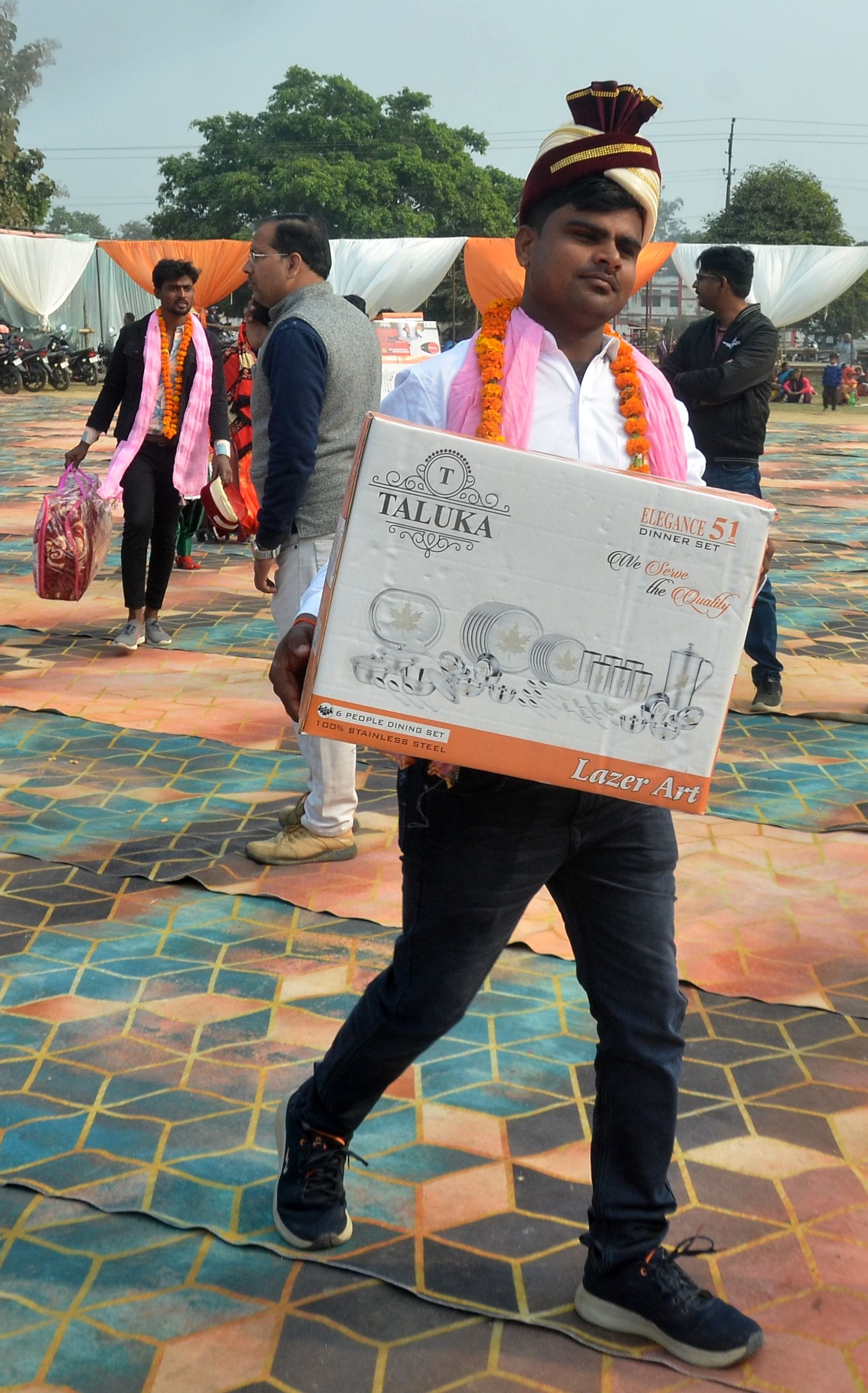 ओसीएफ मैदान में आयोजित सामूहिक विवाह कार्यक्रम में हवन कुंड में आहुति डालते जोड़े। संवाद ओसीएफ मैदान में आयोजित सामूहिक विवाह कार्यक्रम में हवन कुंड में आहुति डालते जोड़े। संवाद