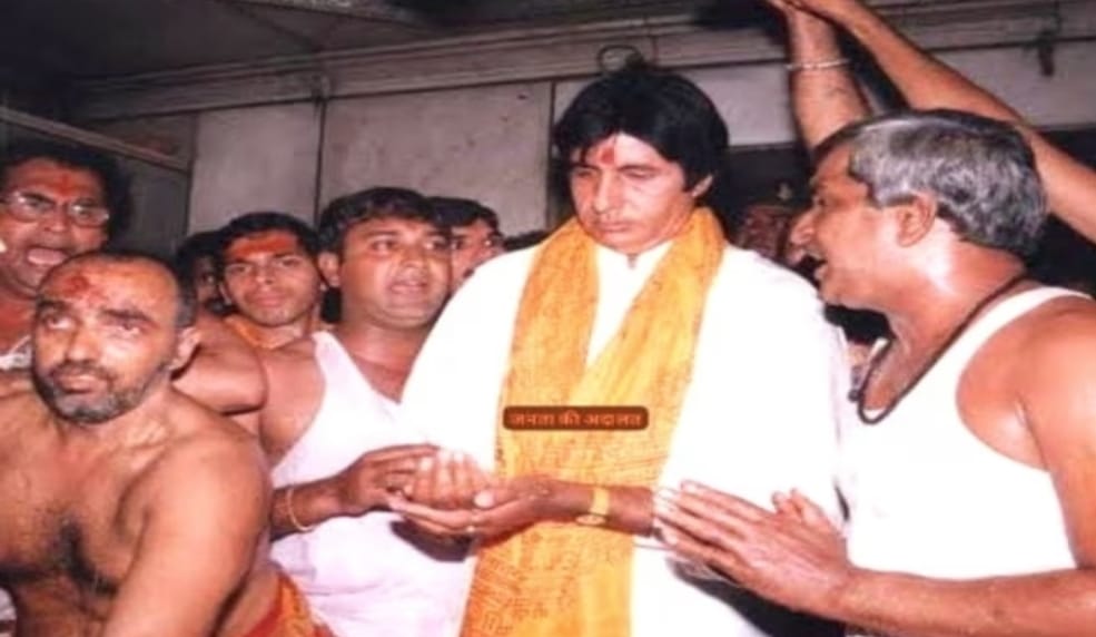 01,02 महानायक अमिताभ बच्चन को बाबा महाकाल की प्रतीकात्मक शिवलिंग भेंट करते हैं पुजारी राकेश बैर 01,02 महानायक अमिताभ बच्चन को बाबा महाकाल की प्रतीकात्मक शिवलिंग भेंट करते हैं पुजारी राकेश बैर