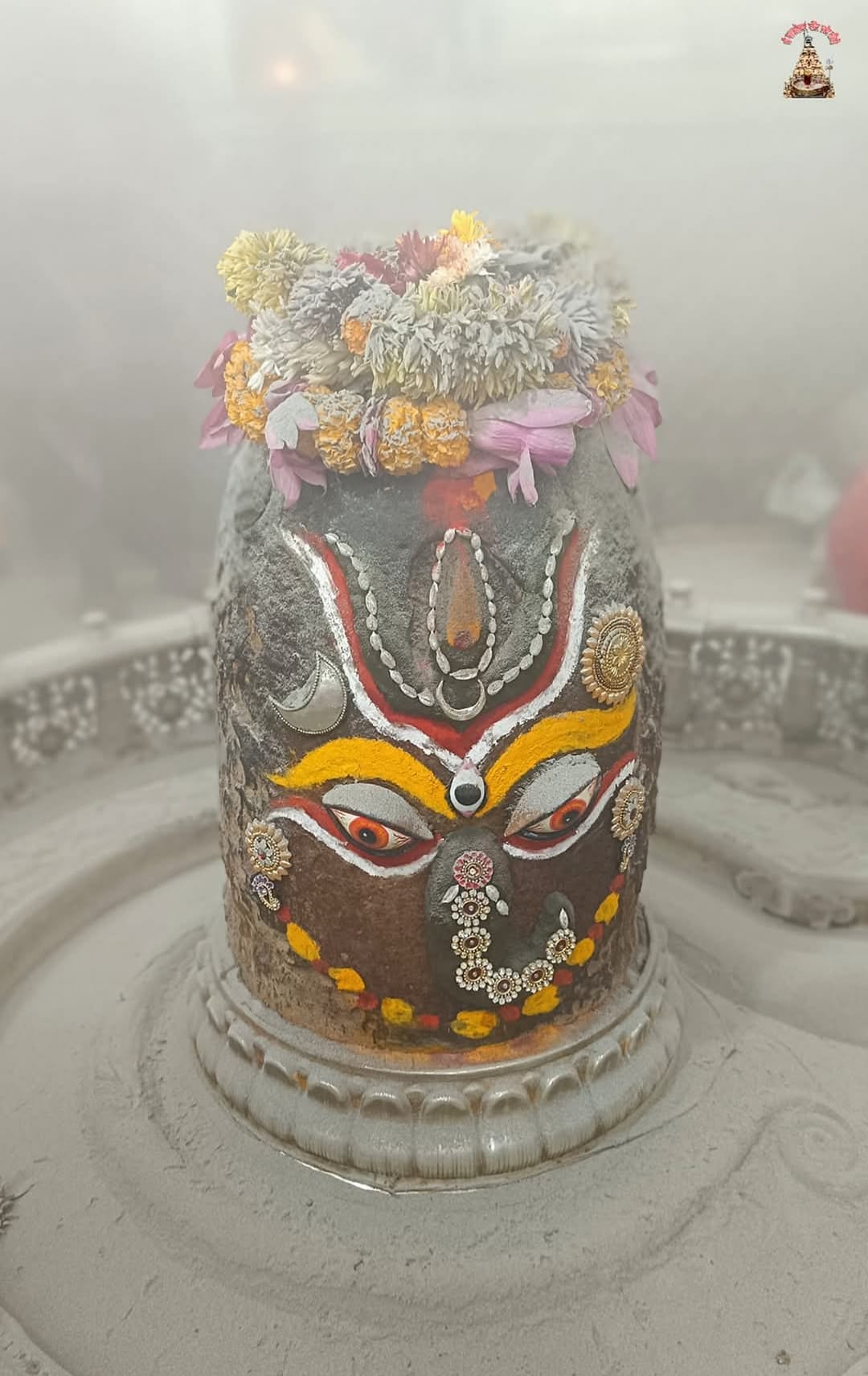 भस्म आरती मे श्री गणेश के स्वरूप में सजे बाबा महाकाल, मस्तक पर नजर आया सूर्य, चंद्र व त्रिनेत्र