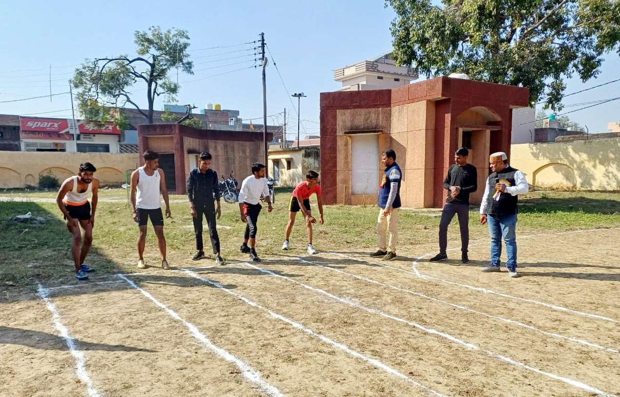 बिल्सी कॉलेज में गोला फेंक में हिस्सा लेती छात्रा। संवाद बिल्सी कॉलेज में गोला फेंक में हिस्सा लेती छात्रा। संवाद