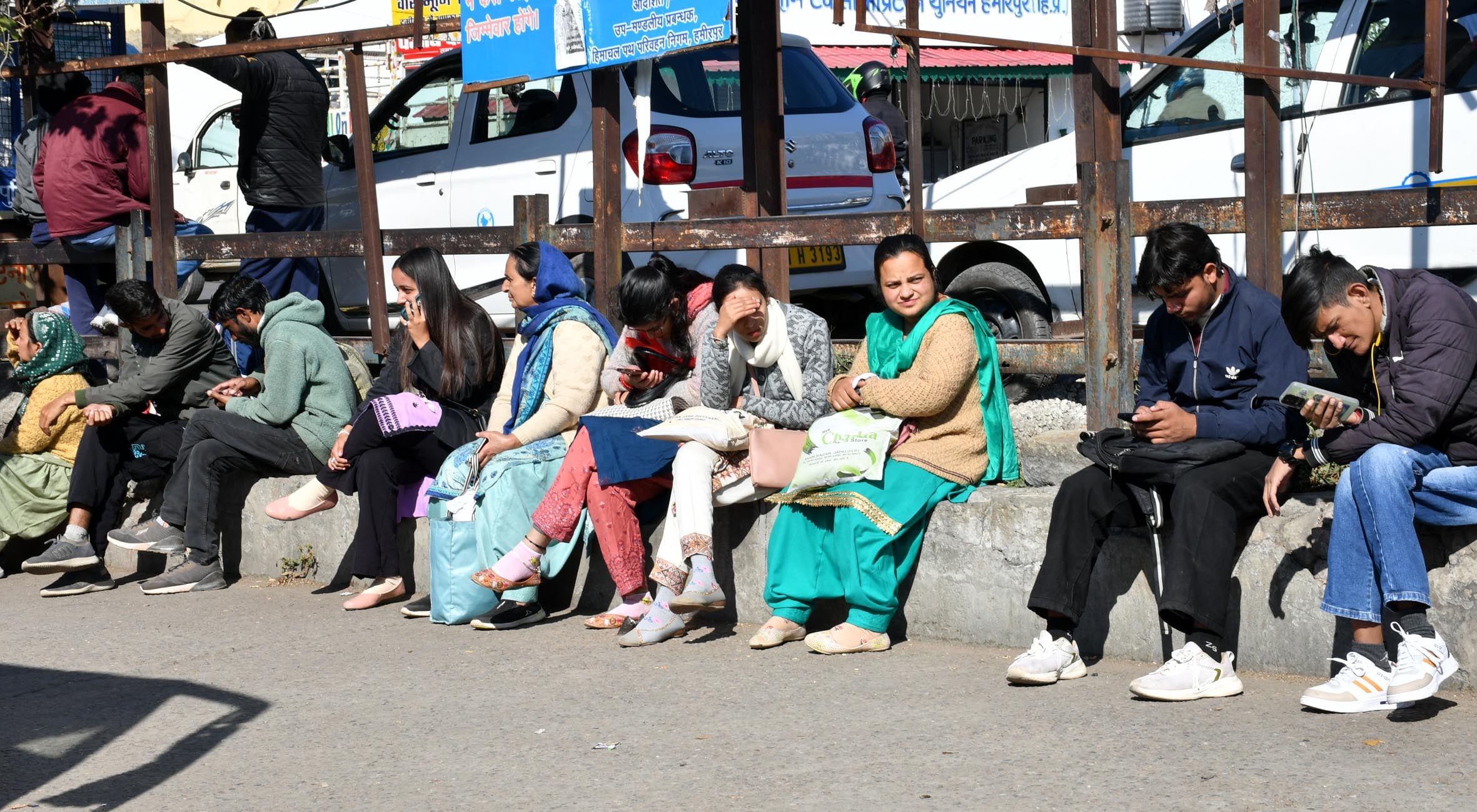 बस अड्डा परिसर हमीरपुर में बसों का इंतजार करते यात्री।संवाद