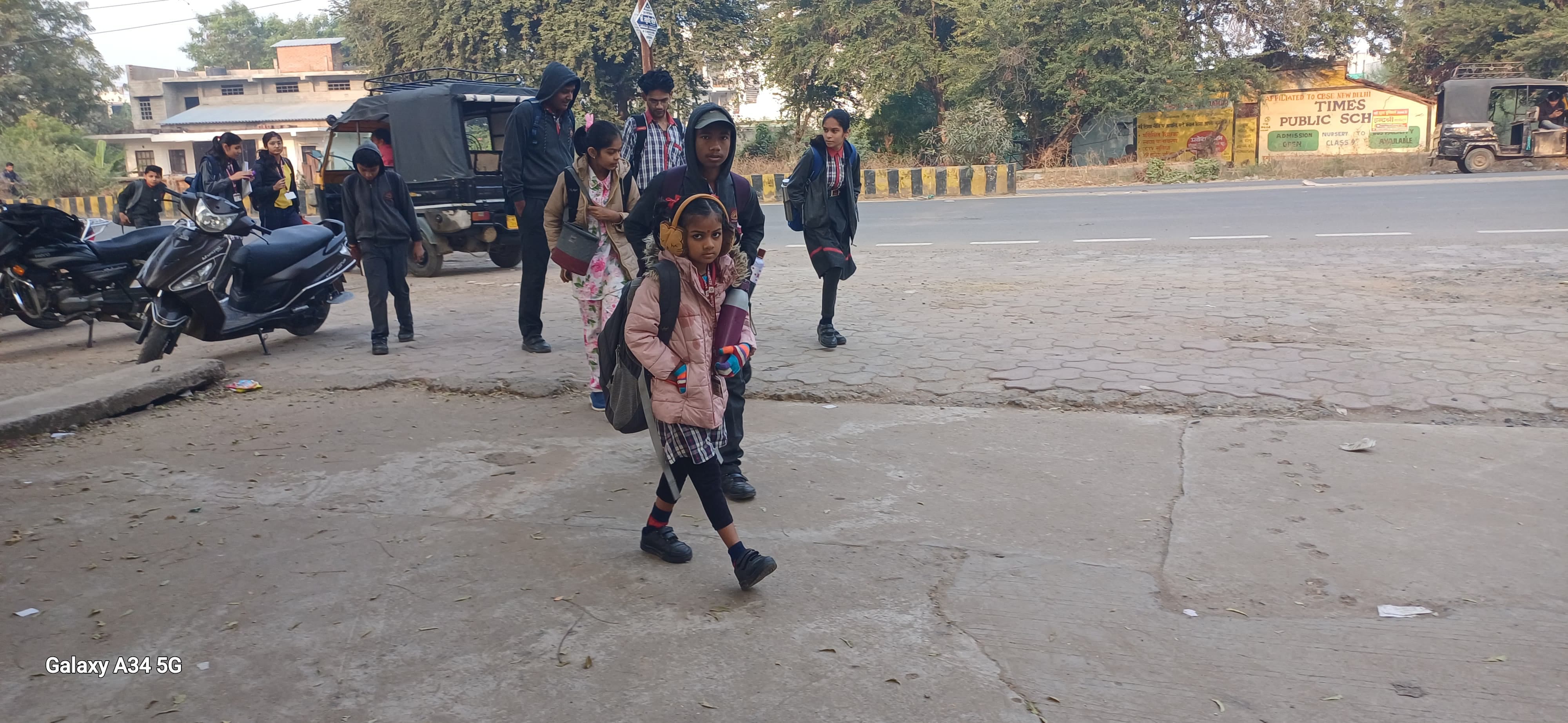 फसलों पर जमी ओस, स्कूल जाते बच्चे फसलों पर जमी ओस, स्कूल जाते बच्चे