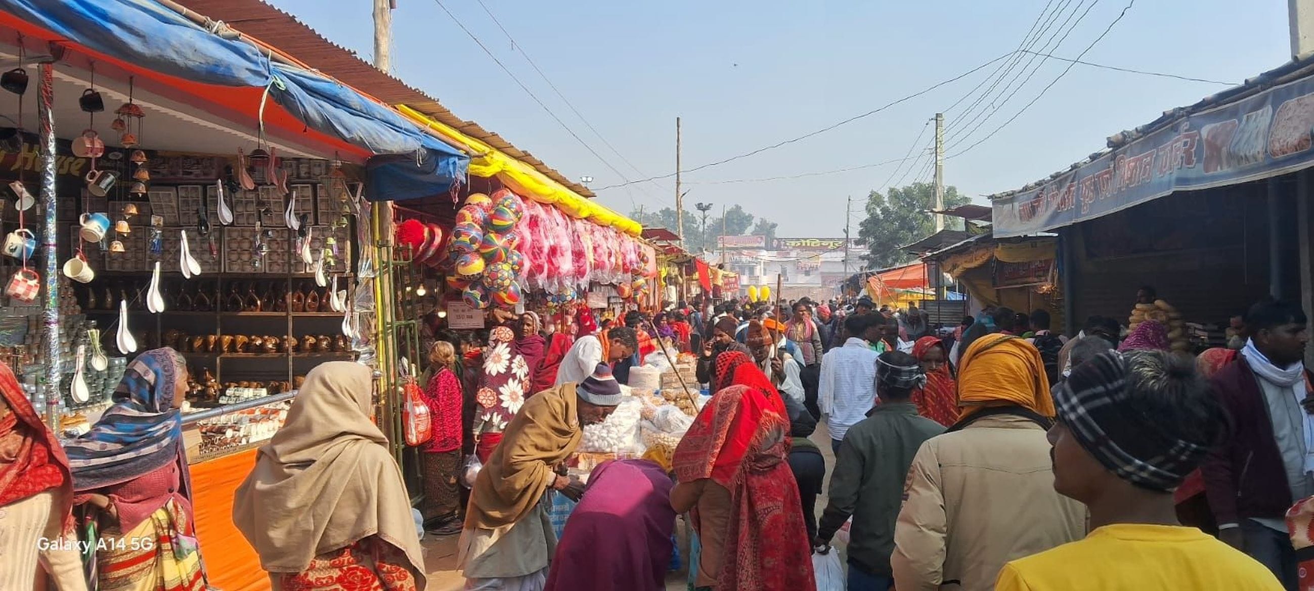 गोविंद दशमी पर सरोवर में स्नान करने उमड़े श्रद्धालु।