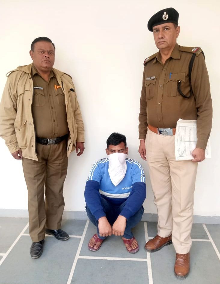 12जेएनडी19-पुलिस गिरफ्त में दुकानदार को जलाकर मारने के प्रयास करने का आरोपी। स्रोत पुलिस