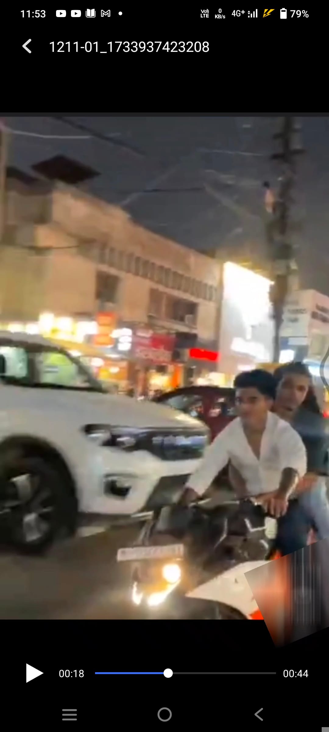 आबूलेन पर स्टंट करते बाइक सवार।