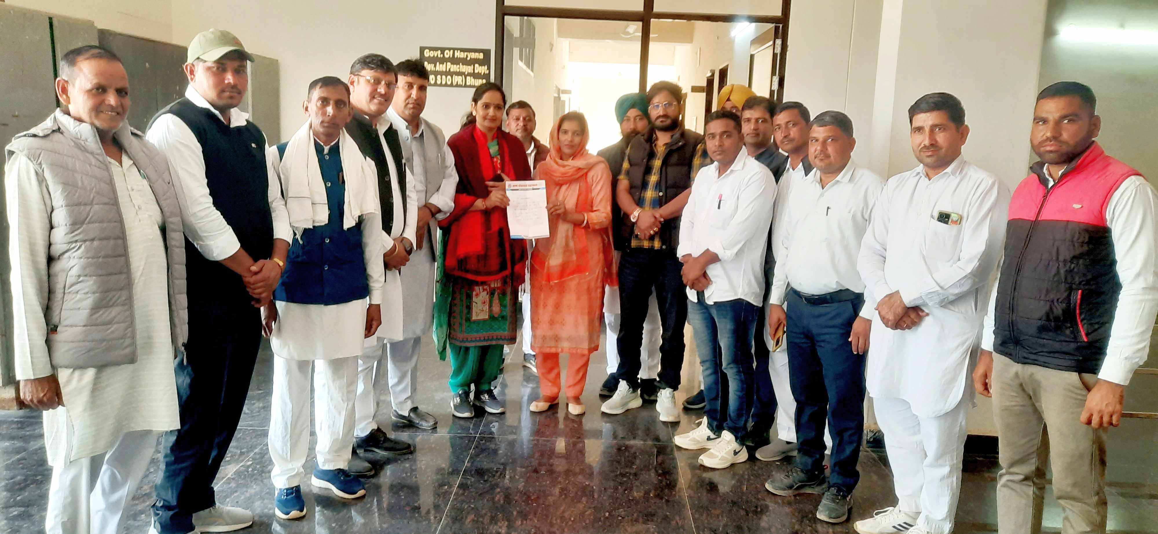 बीडीपीओ कार्यालय भूना में रिकॉर्ड की जांच करते हुए जिला परिषद चेयरपर्सन एडवोकेट सुमन खिचड़। स् बीडीपीओ कार्यालय भूना में रिकॉर्ड की जांच करते हुए जिला परिषद चेयरपर्सन एडवोकेट सुमन खिचड़। स्