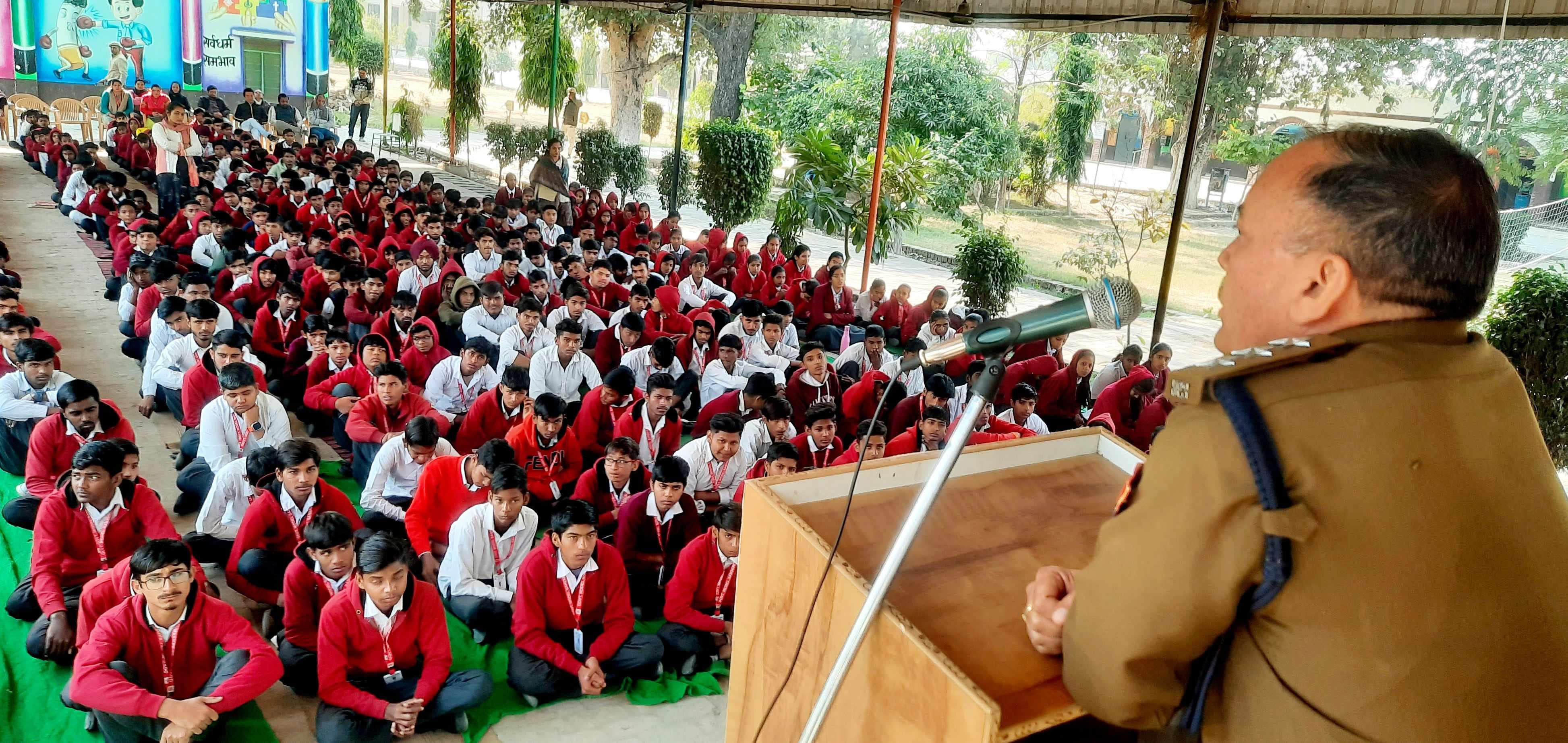 भूना के राजकीय मॉडल संस्कृति वरिष्ठ माध्यमिक विद्यालय में पुलिस की पाठशाला कार्यक्रम में उपस्थ भूना के राजकीय मॉडल संस्कृति वरिष्ठ माध्यमिक विद्यालय में पुलिस की पाठशाला कार्यक्रम में उपस्थ