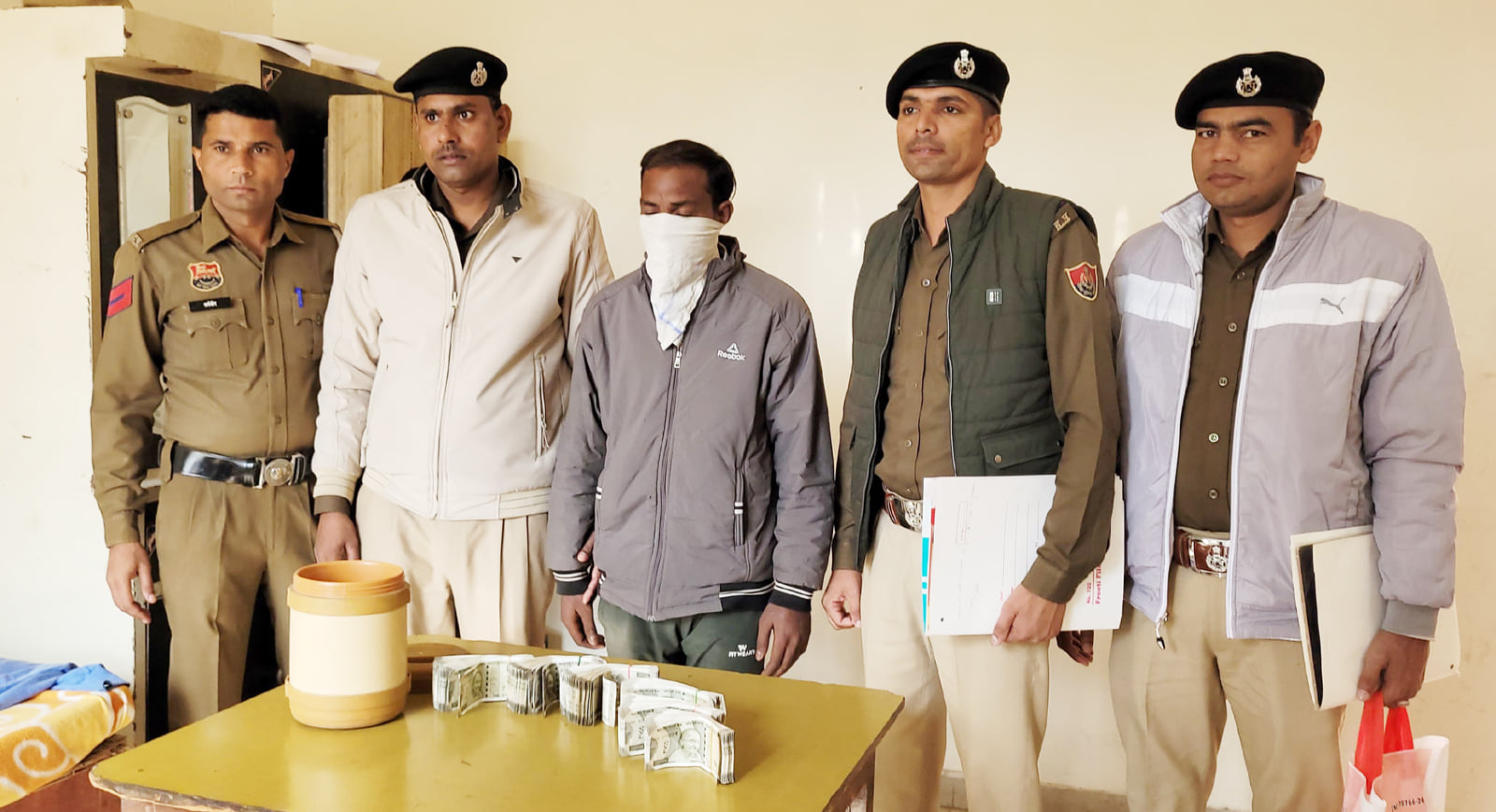 चोरी की वारदात को अंजाम देने का आरोपी पुलिस गिरफ्त में।