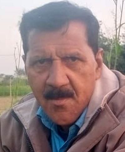 फरीदापुर के जंगल में गोवंश के शव को देखती वन विभाग की टीम। संवाद