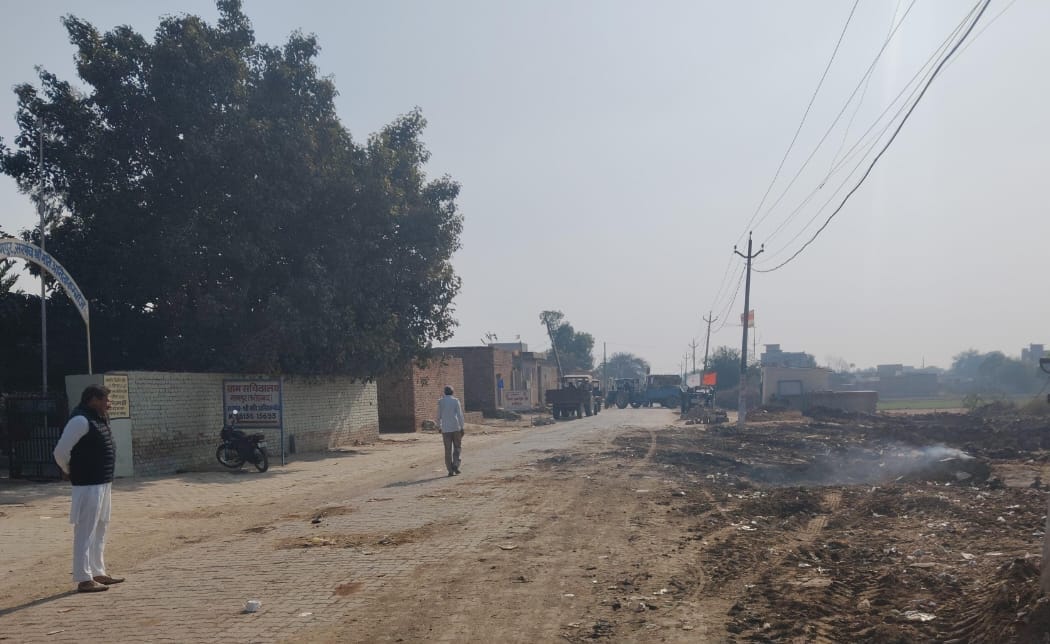 गांव नागपुर में जेसीबी की सहायता से कचरे के ढेर को हटाता चालक। स्वयं गांव नागपुर में जेसीबी की सहायता से कचरे के ढेर को हटाता चालक। स्वयं