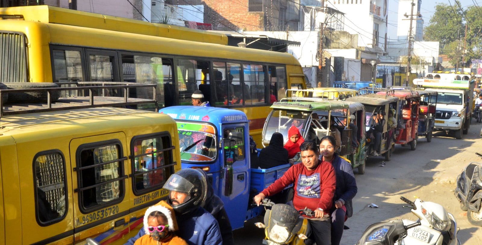 खैराती चौक पर लगे जाम में फंसे लोग। संवाद खैराती चौक पर लगे जाम में फंसे लोग। संवाद