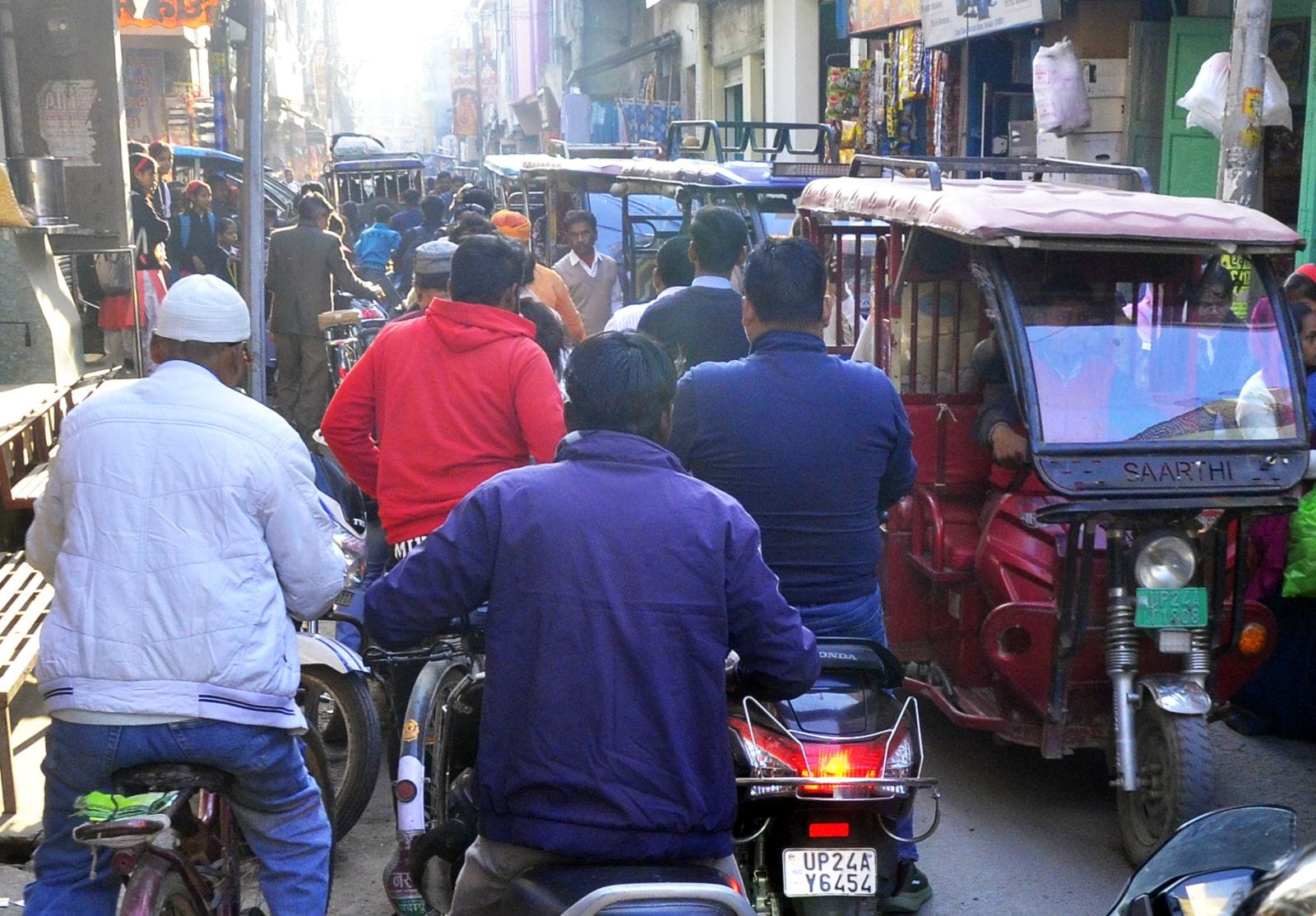 खैराती चौक पर लगे जाम में फंसे लोग। संवाद खैराती चौक पर लगे जाम में फंसे लोग। संवाद