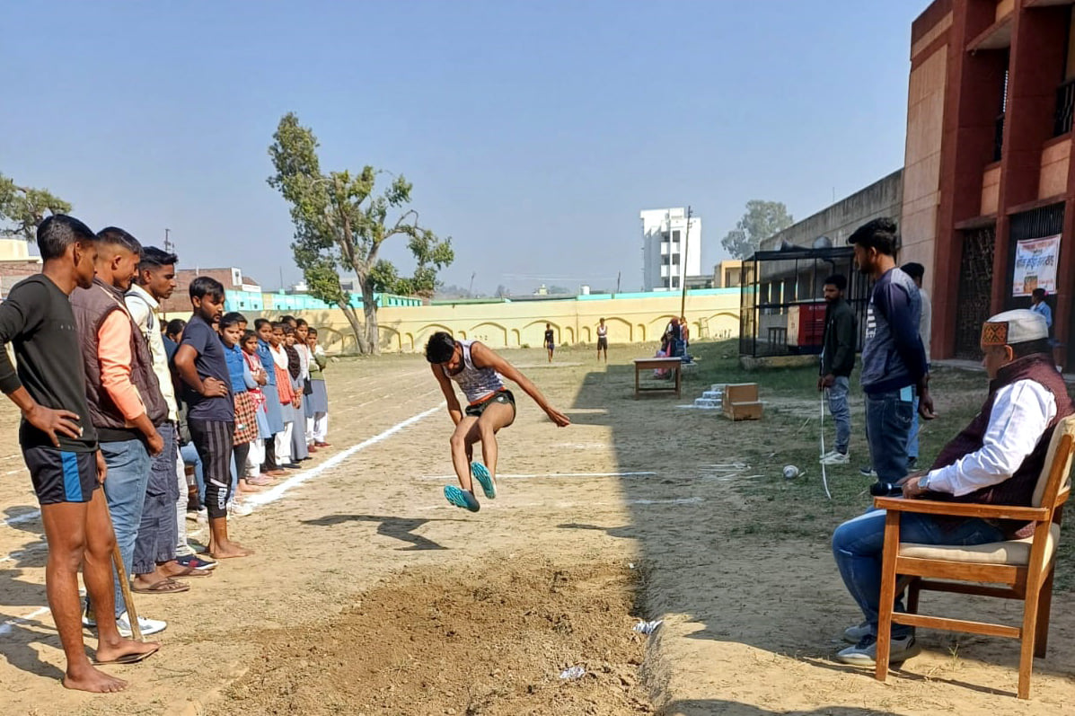 लंबी कूद में हिस्सा लेती छात्रा। संवाद लंबी कूद में हिस्सा लेती छात्रा। संवाद