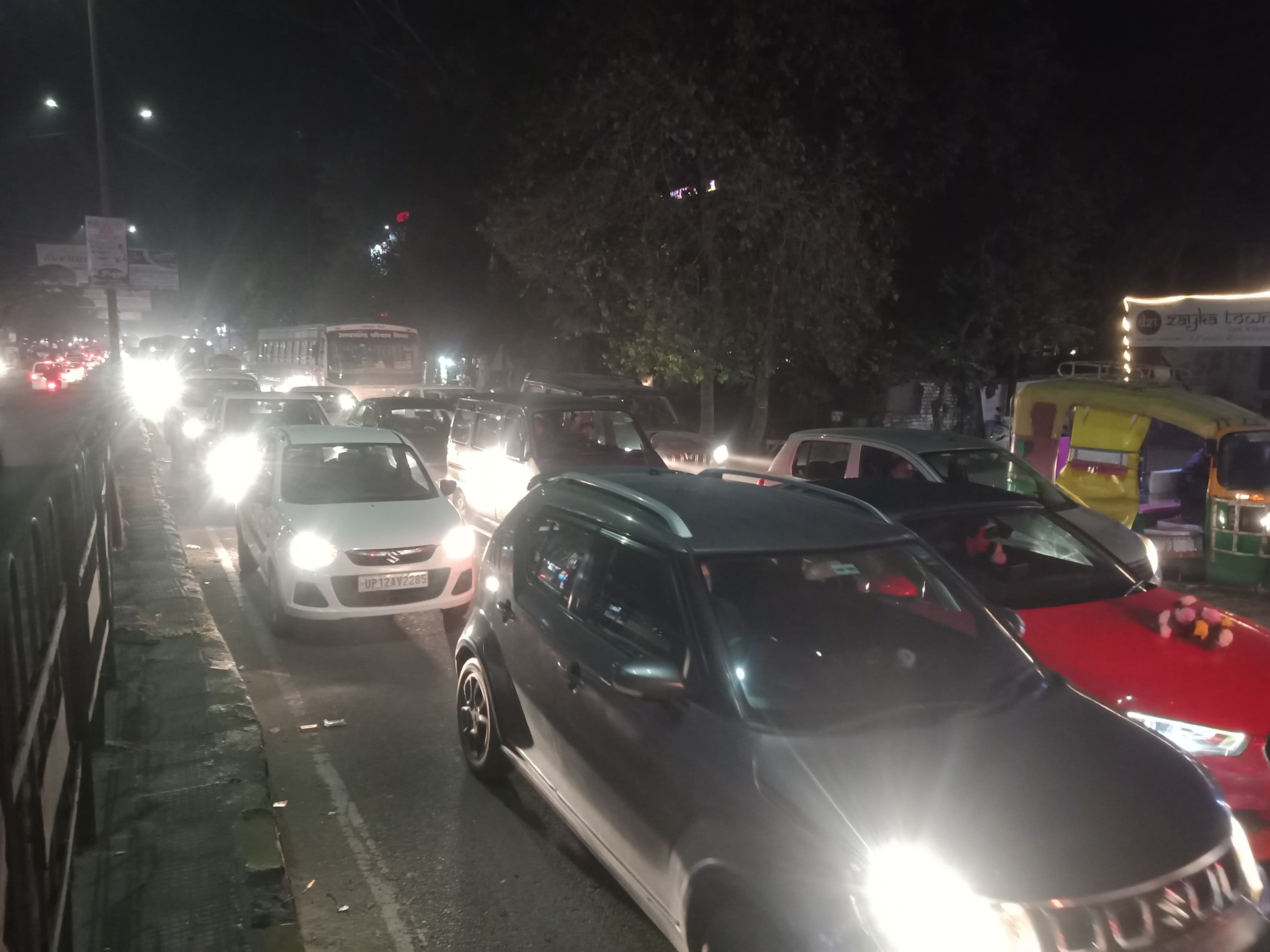 मवाना रोड गंगानगर क्षेत्र में नाले के पास लगे जाम में फंसी एंबुलेंस व अन्य वाहन। -- स्रोत संवाद