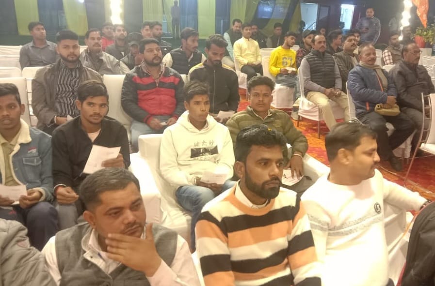पूरनपुर में कार्यकर्ता संवाद में संबोधित करते डॉक्टर प्रवीण भाई तोगड़िया।संवाद
