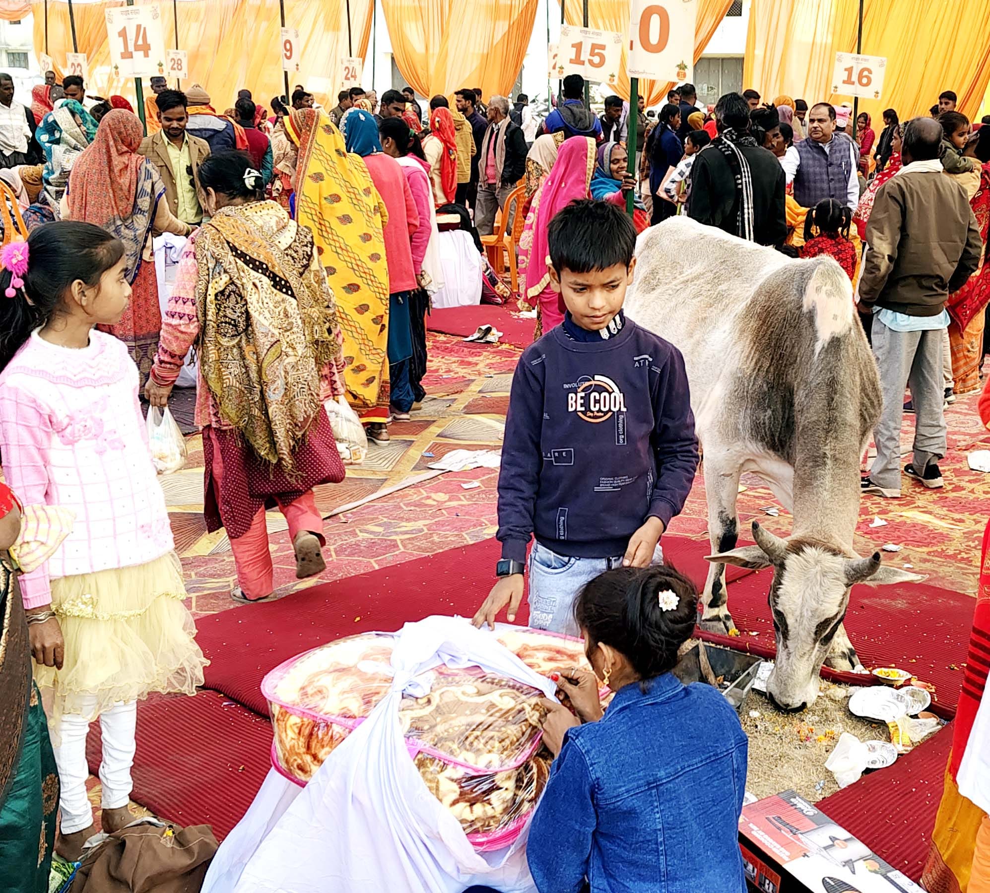 सीन दो : जूठी पत्तलों के पास जमीन में बैठकर खाना खाते वर-वधू के परिजन। संवाद