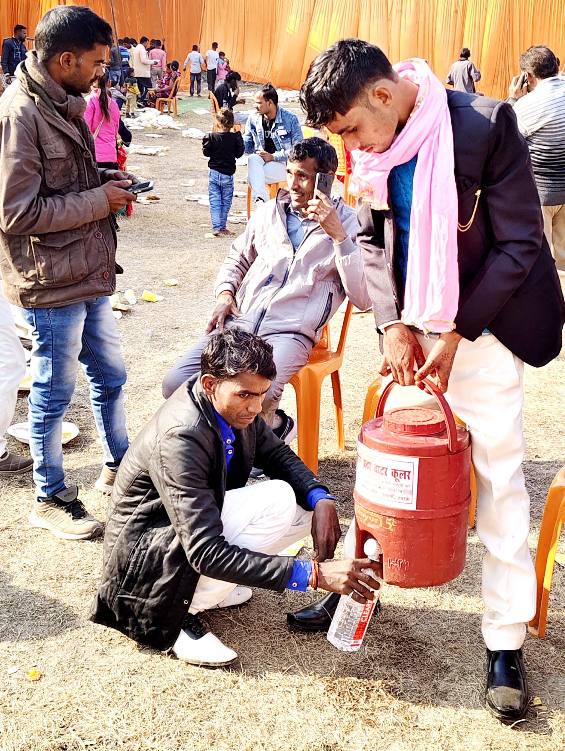 सीन दो : जूठी पत्तलों के पास जमीन में बैठकर खाना खाते वर-वधू के परिजन। संवाद