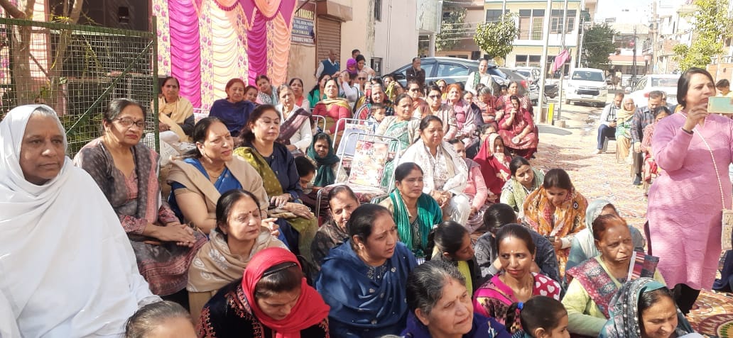 श्री वृंदावन भक्तिधाम सेक्टर-9 में आयोजित गीता जयंती समारोह पर प्रवचन करते स्वामी अनुभवानंद महा