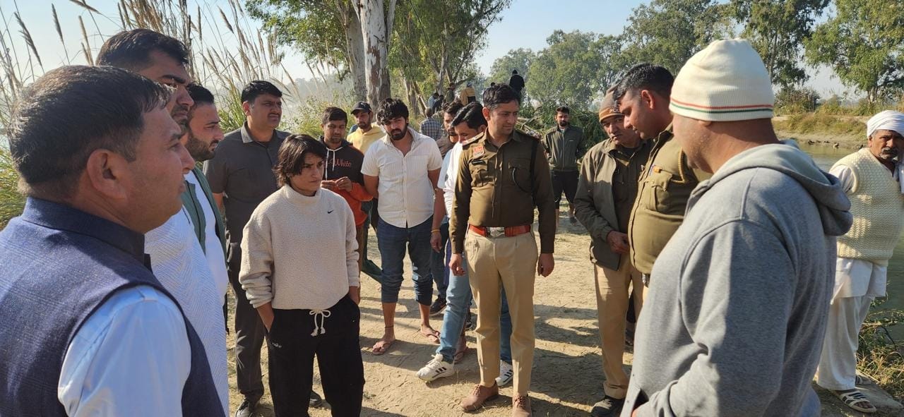12जेएनडी16: नंदगढ़ गांव में किसानों से बात करते हुए जुलाना विधायक विनेश फोगाट। संवाद 12जेएनडी16: नंदगढ़ गांव में किसानों से बात करते हुए जुलाना विधायक विनेश फोगाट। संवाद
